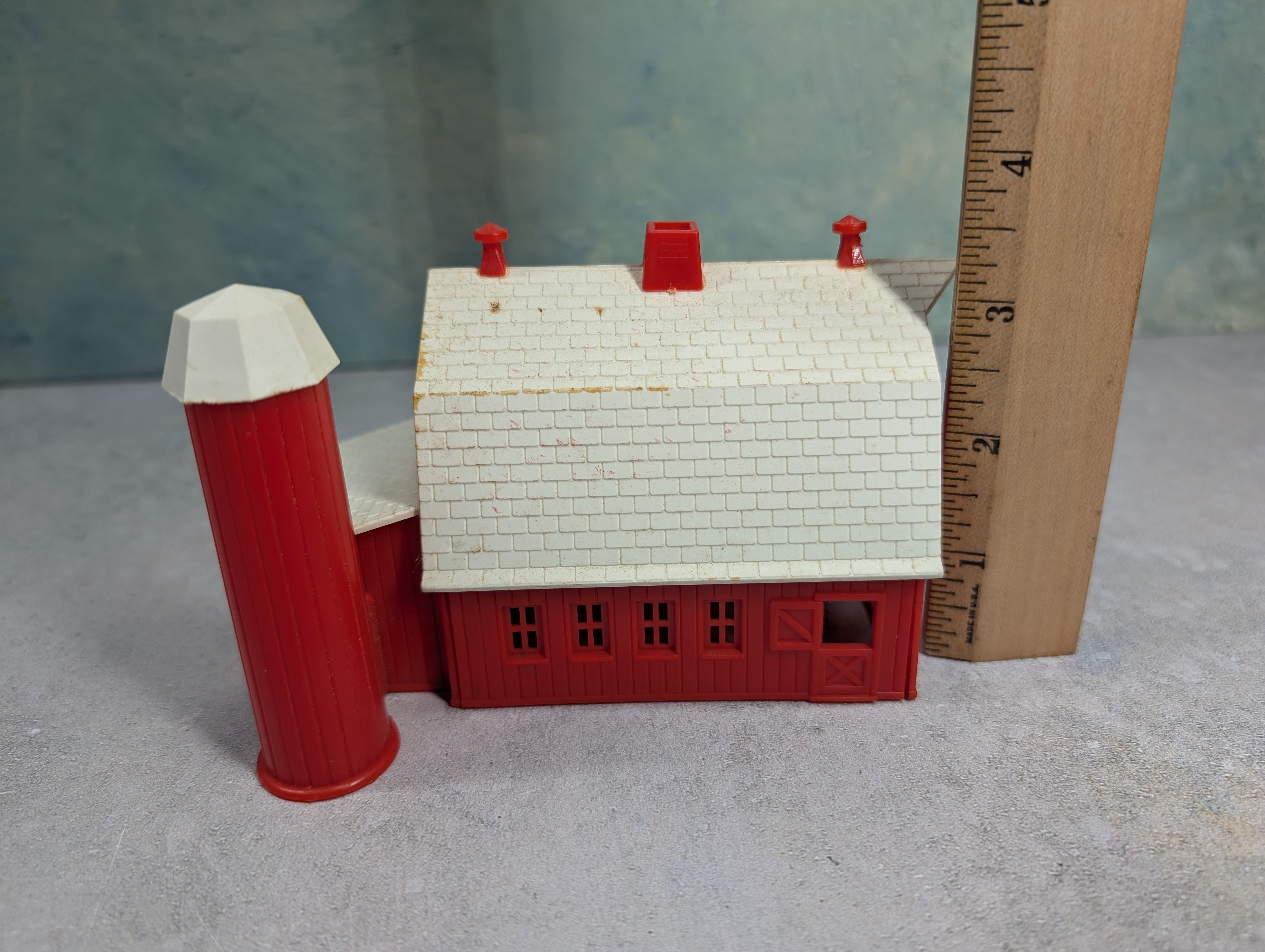 USED Bachmann HO Scale Red Barn