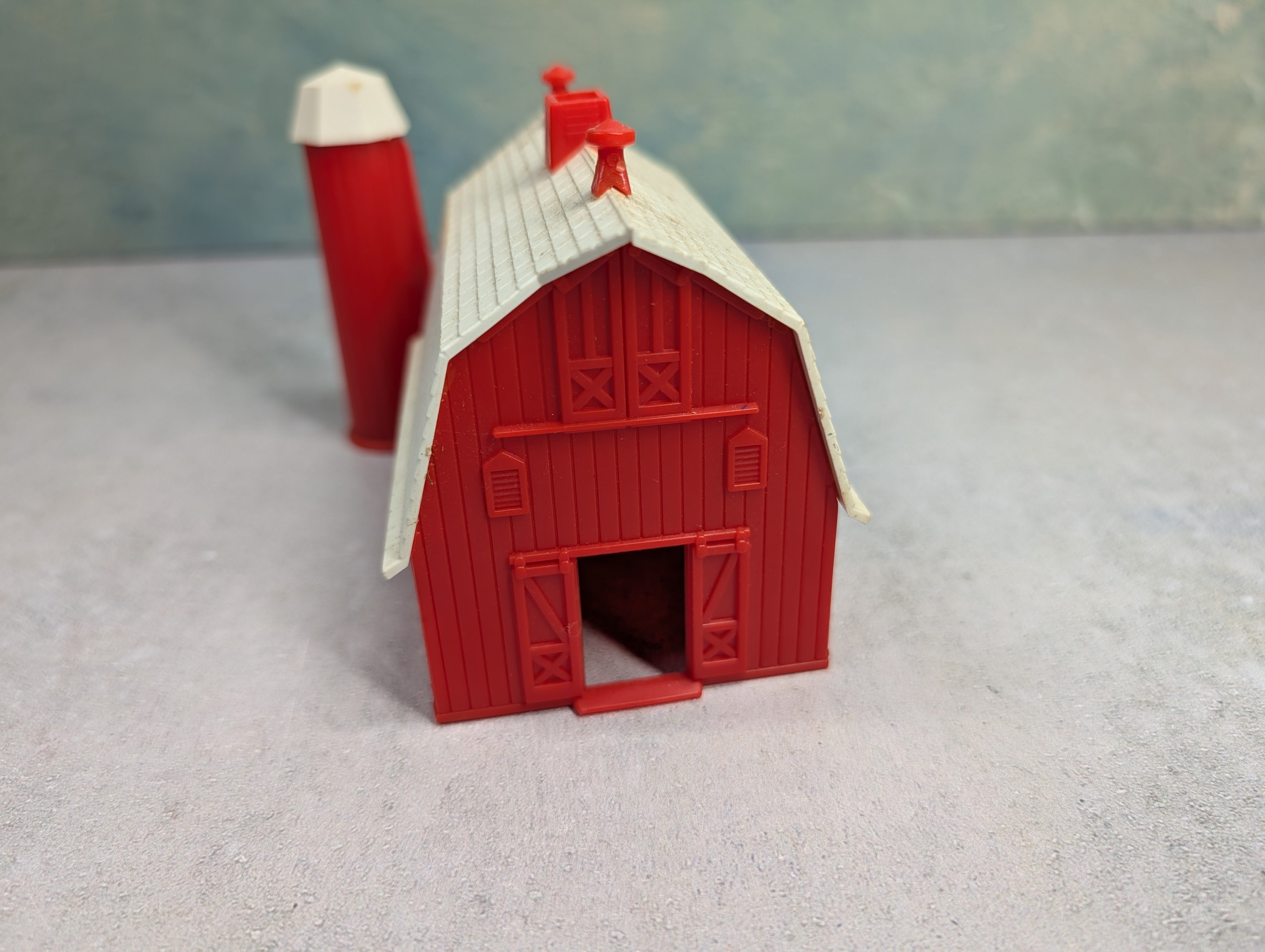USED Bachmann HO Scale Red Barn