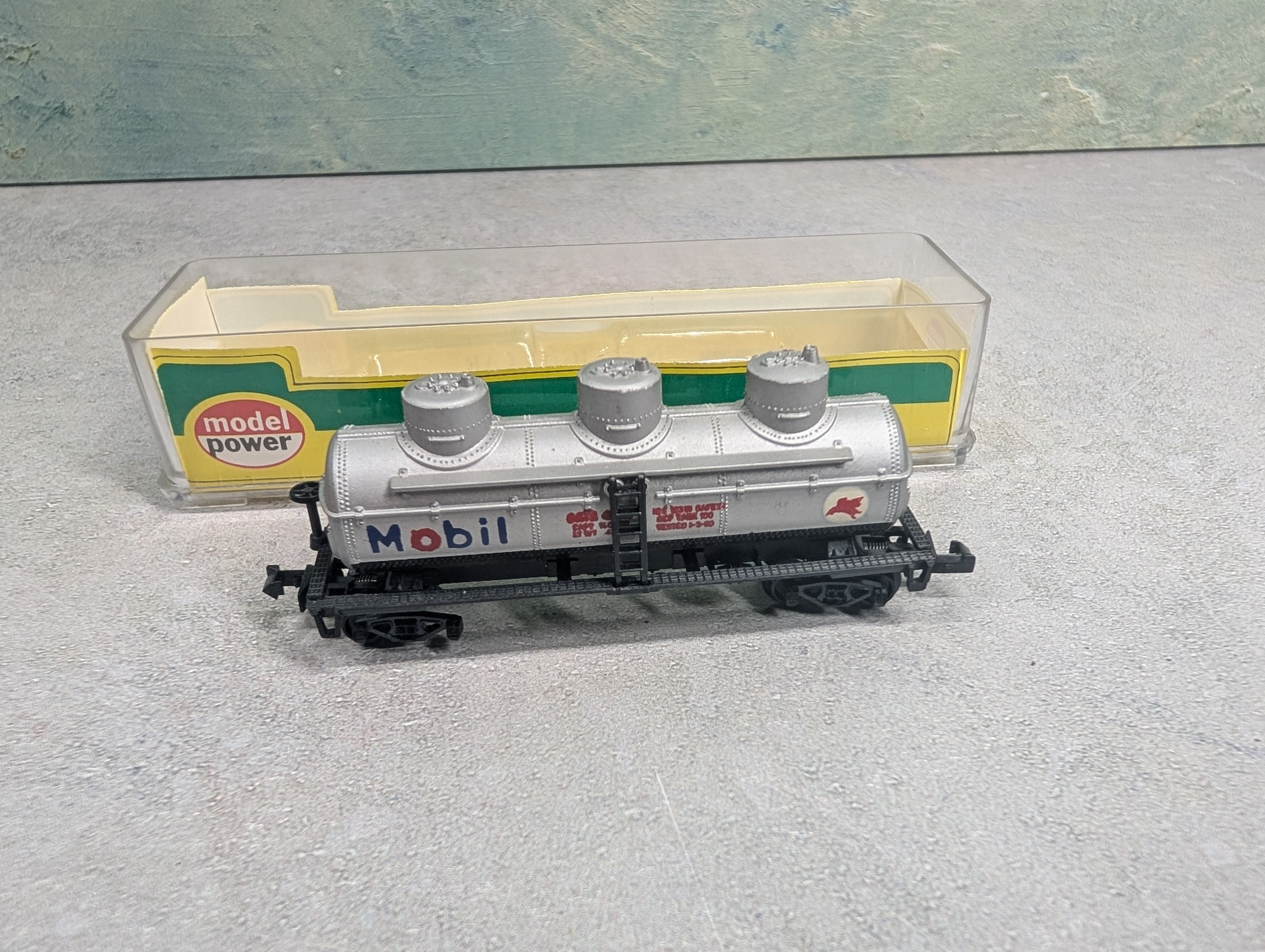 USED Model Power N Scale Triple Dome Tank Car Mobil