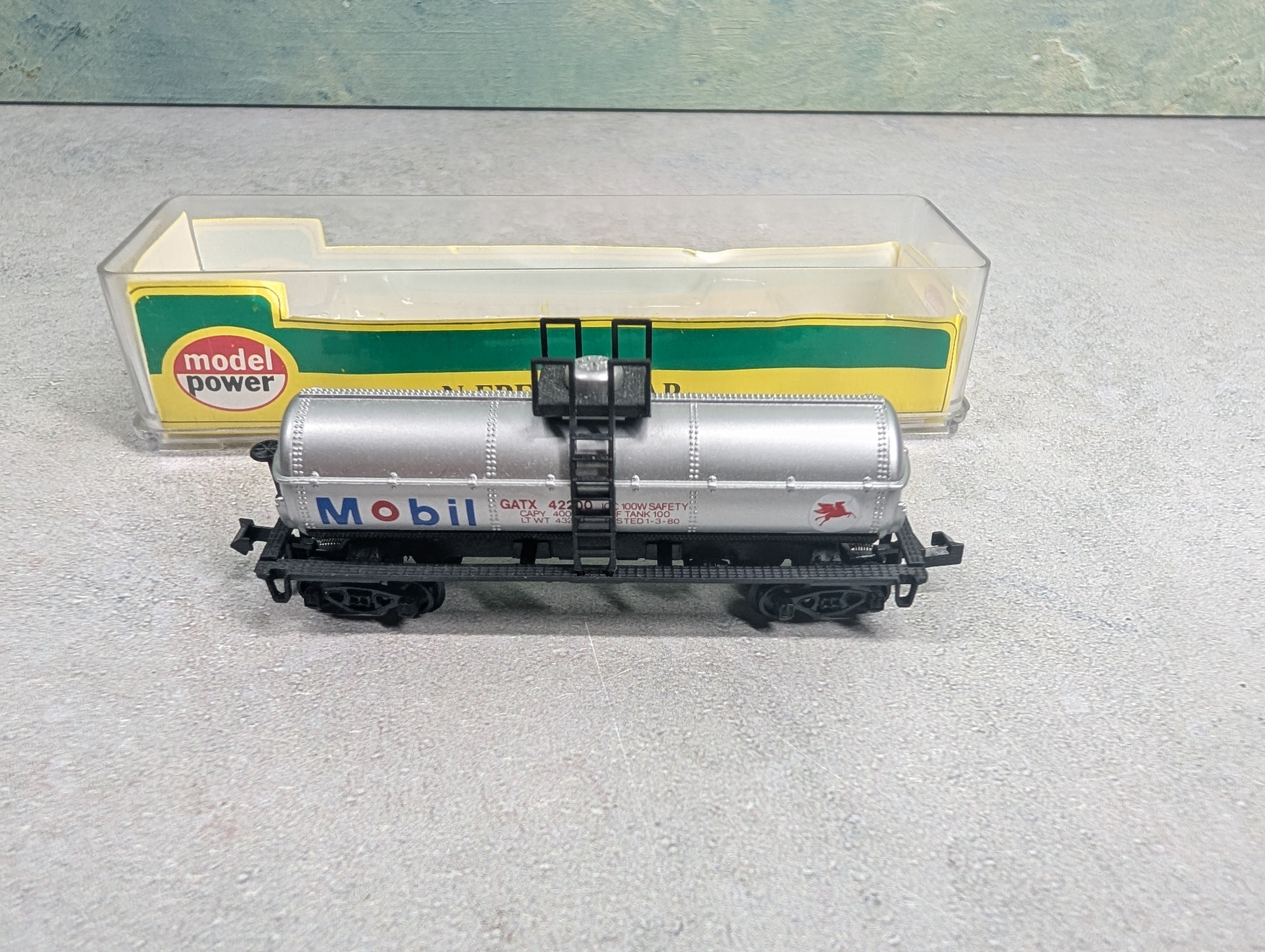 USED Model Power N Scale Single Dome Tank Car Mobil GATX #42200