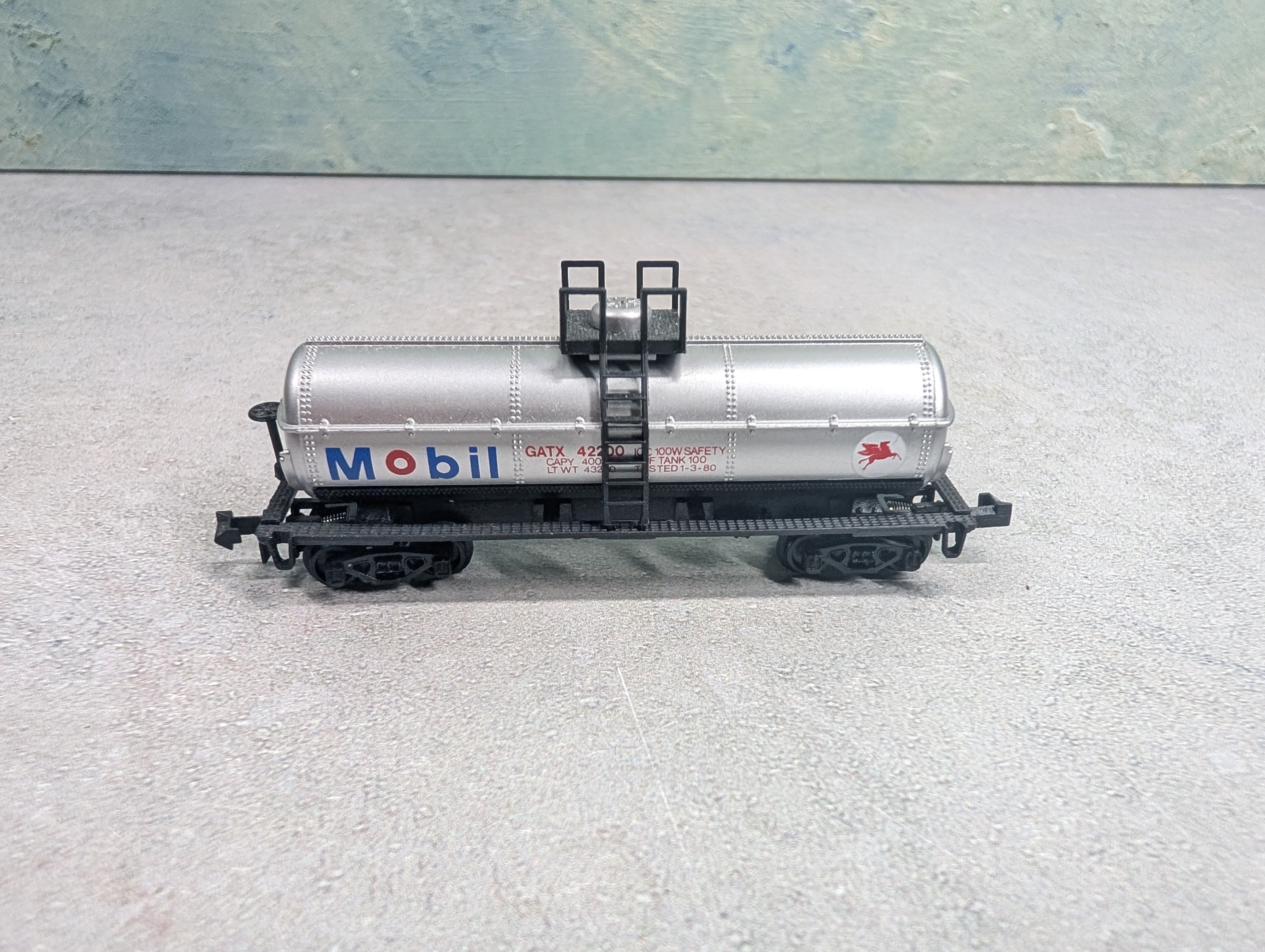 USED Model Power N Scale Single Dome Tank Car Mobil GATX #42200