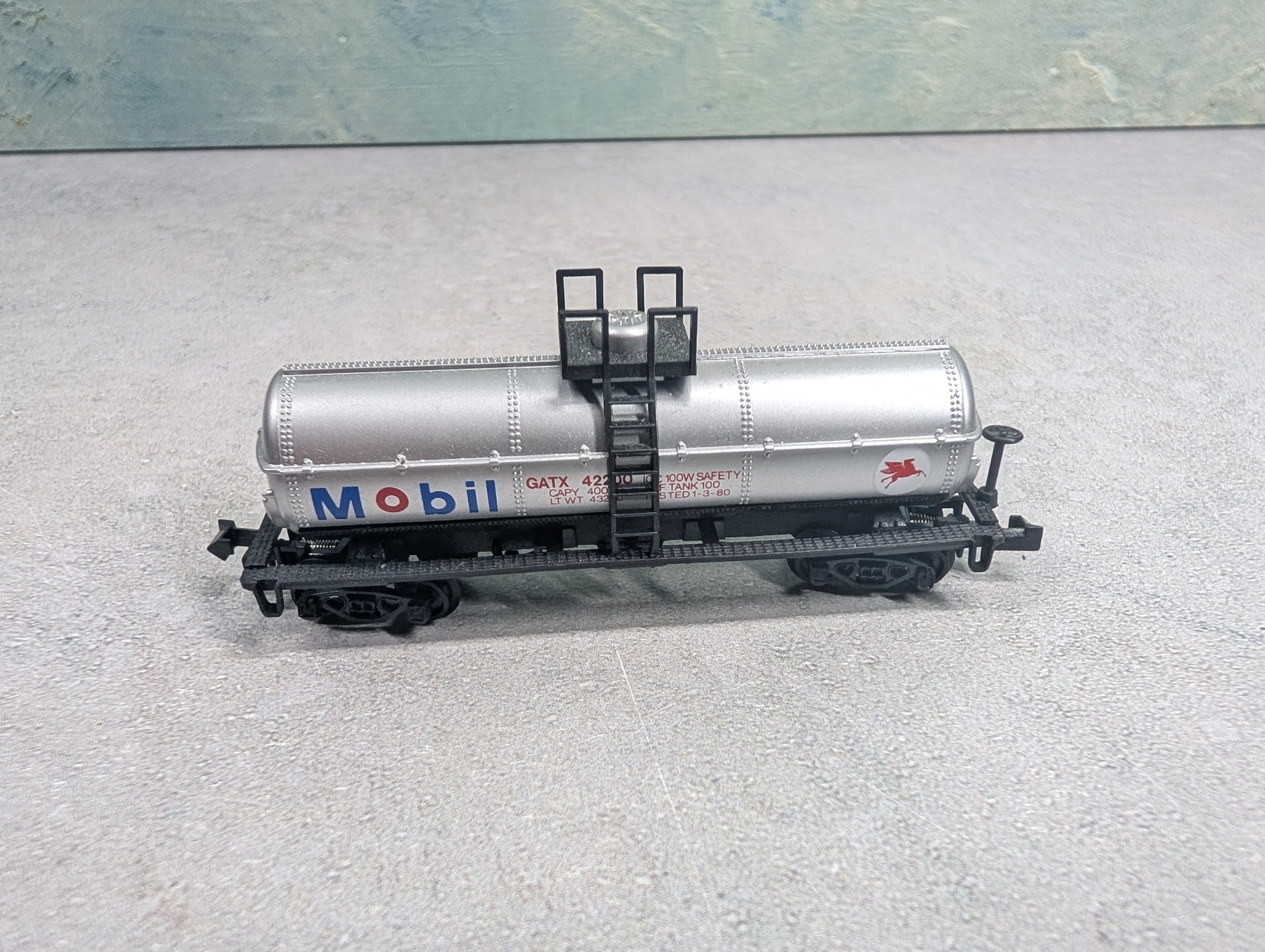 USED Model Power N Scale Single Dome Tank Car Mobil GATX #42200