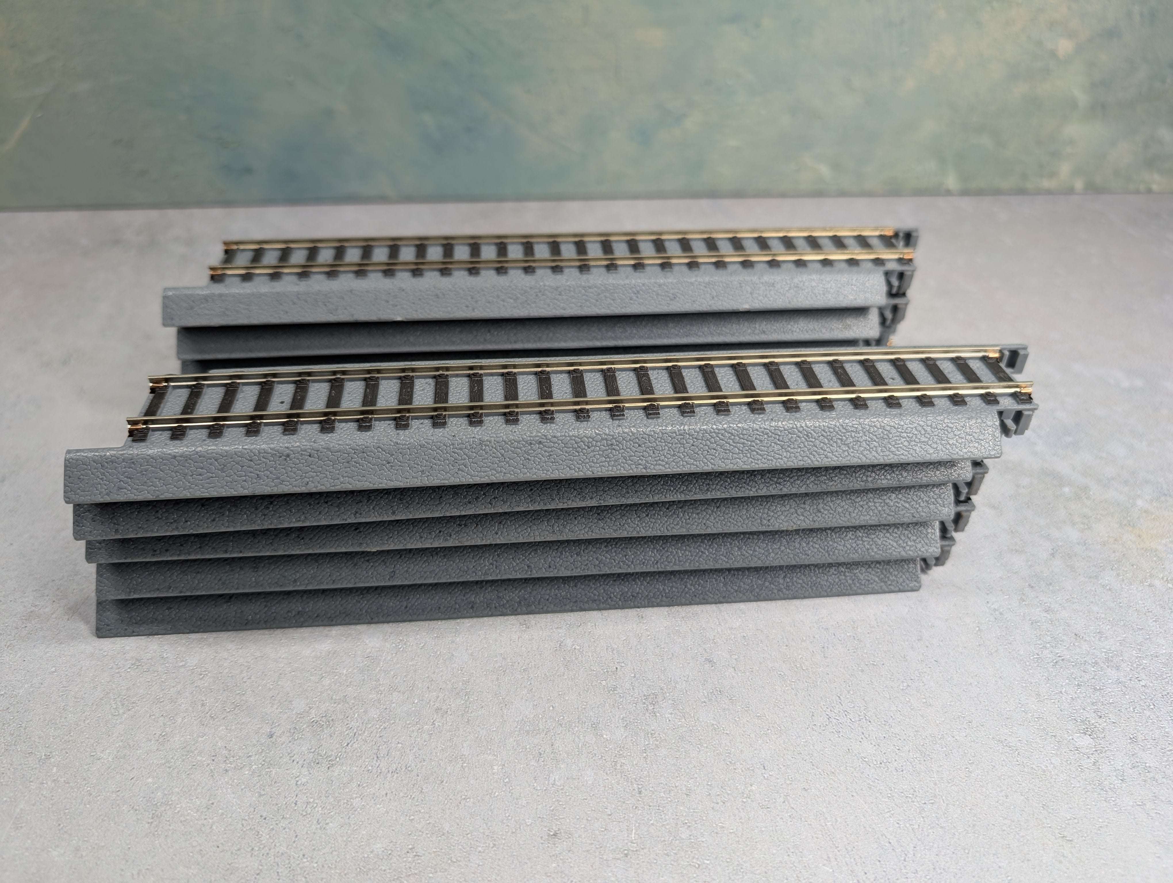 USED WalthersTrainline HO Scale Power-Loc 9" Straight Track Gray (10 pcs)