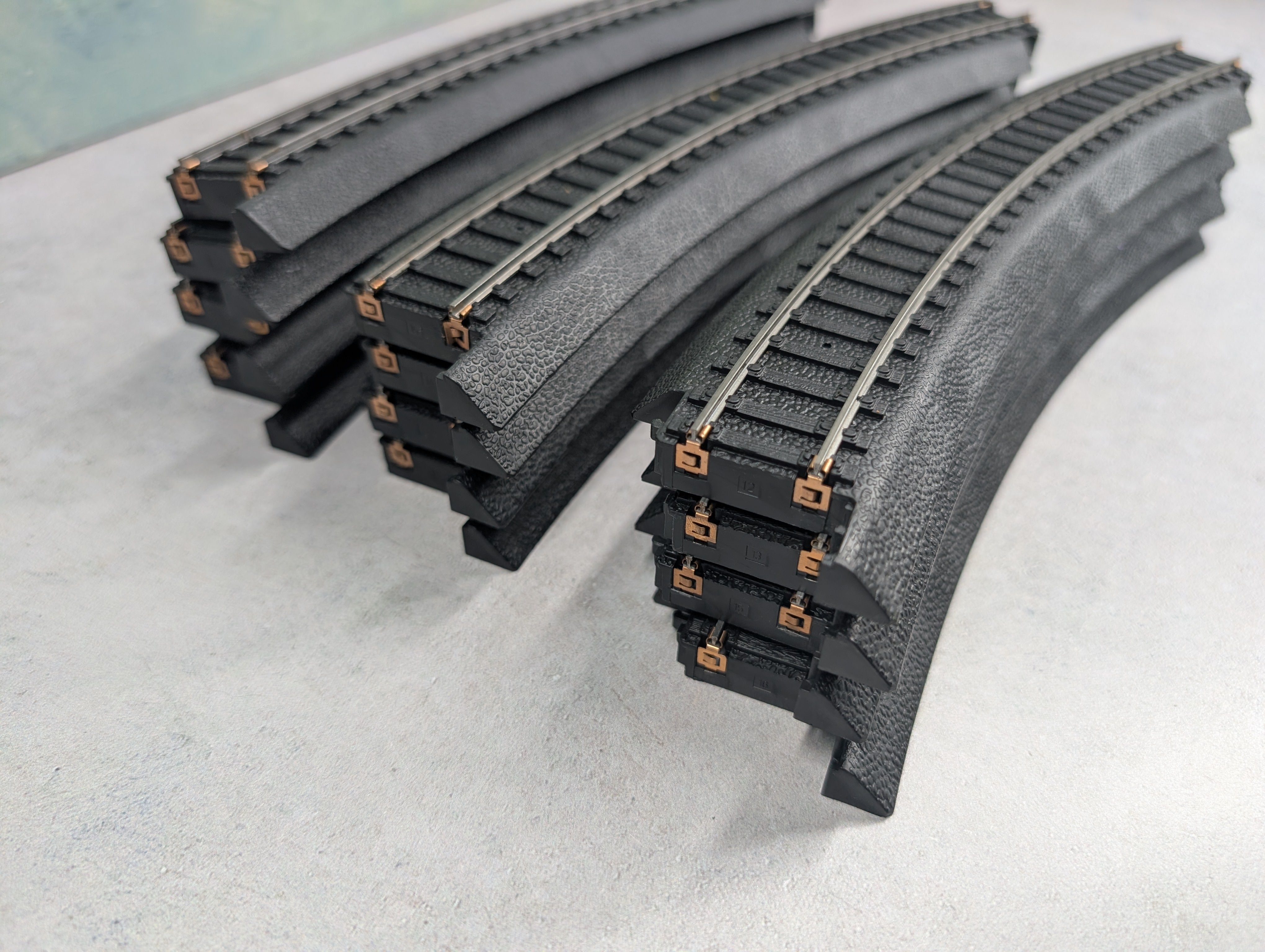 USED Life-Like HO Scale Power-Loc 18" Curved Track Black (12 pcs)