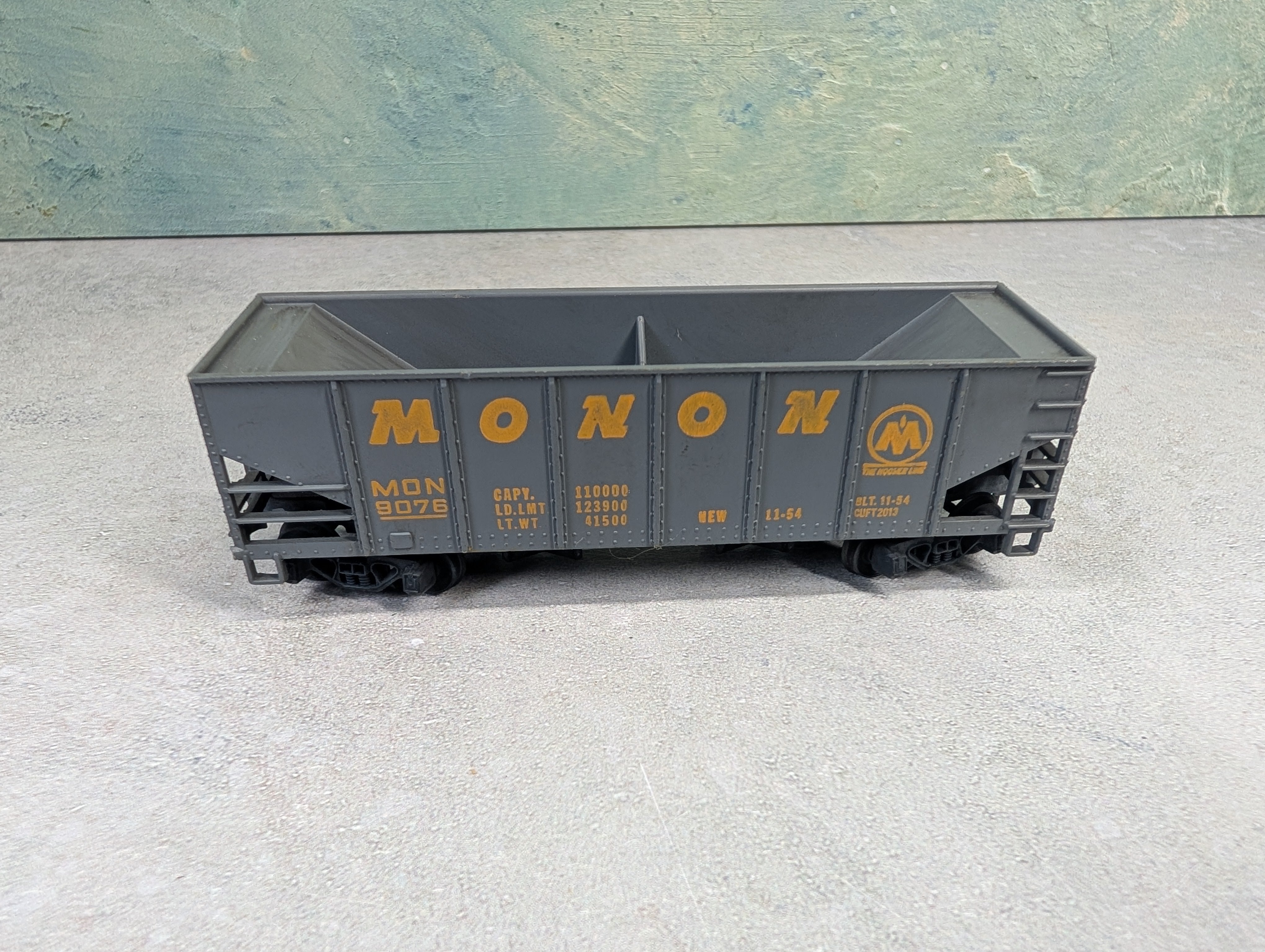USED HO Scale Operating Hopper Monon MON #9076
