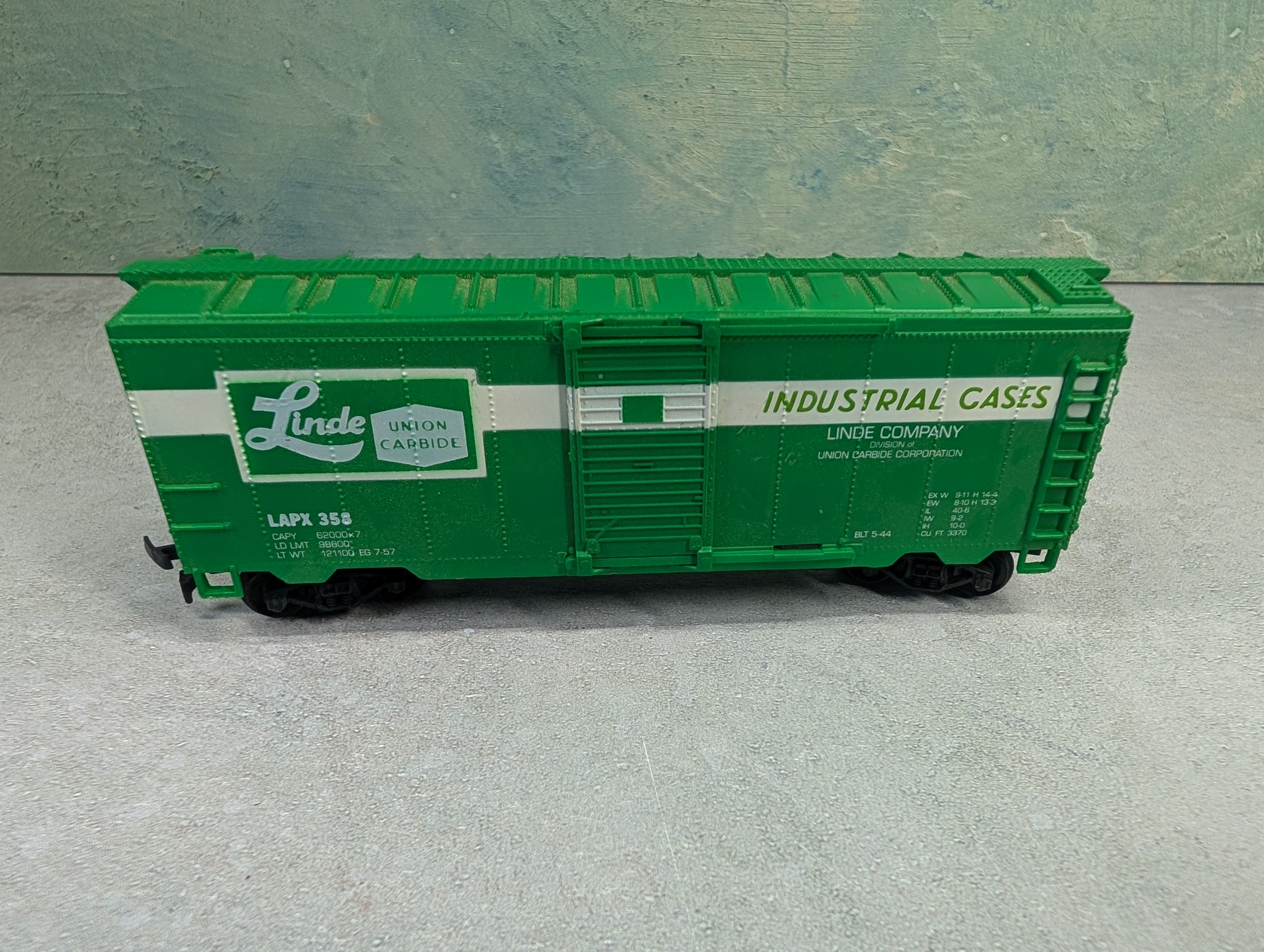 USED Life-Like HO Scale 40' Box Car Linde Union Carbide LAPX #358