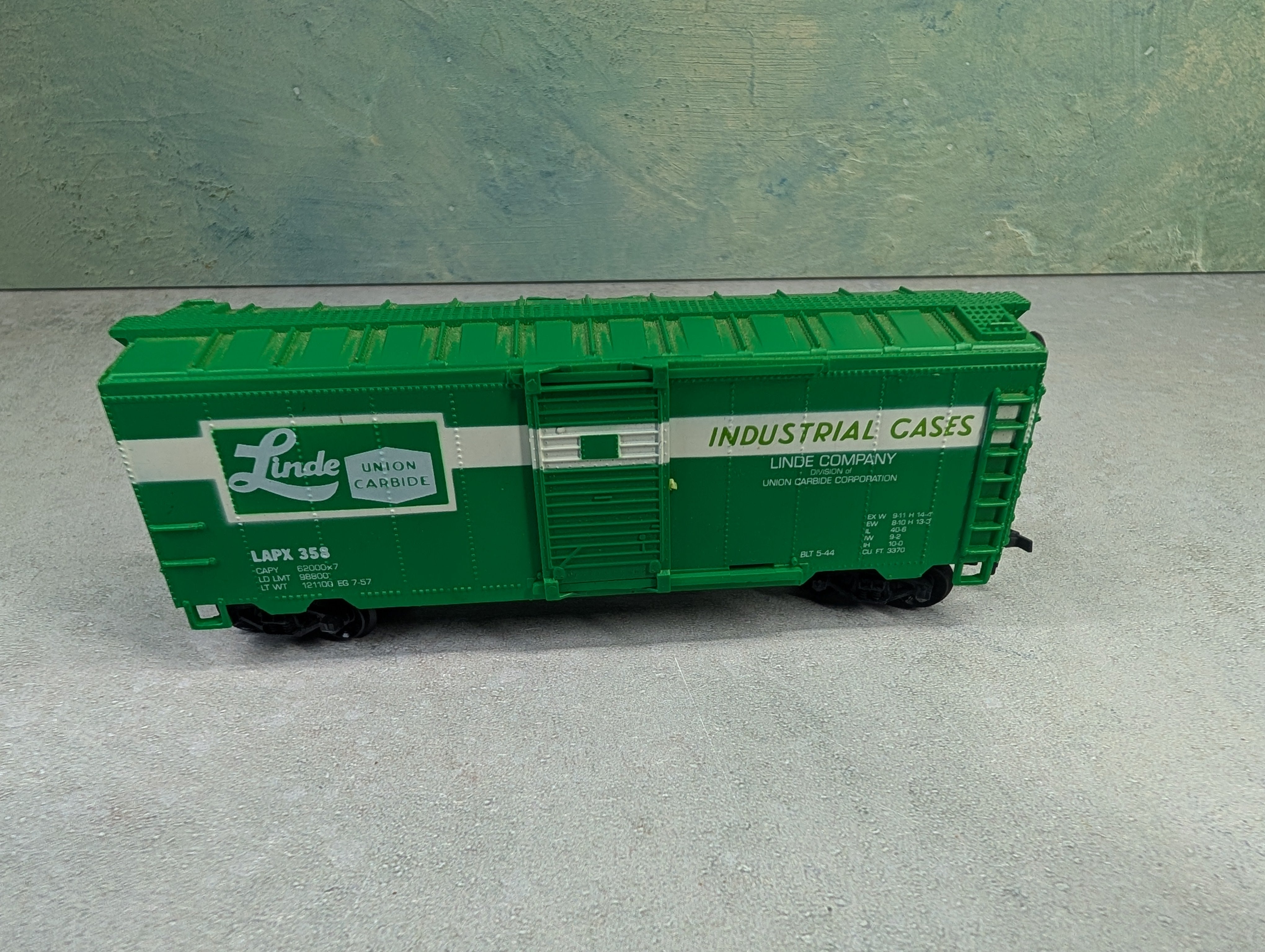 USED Life-Like HO Scale 40' Box Car Linde Union Carbide LAPX #358