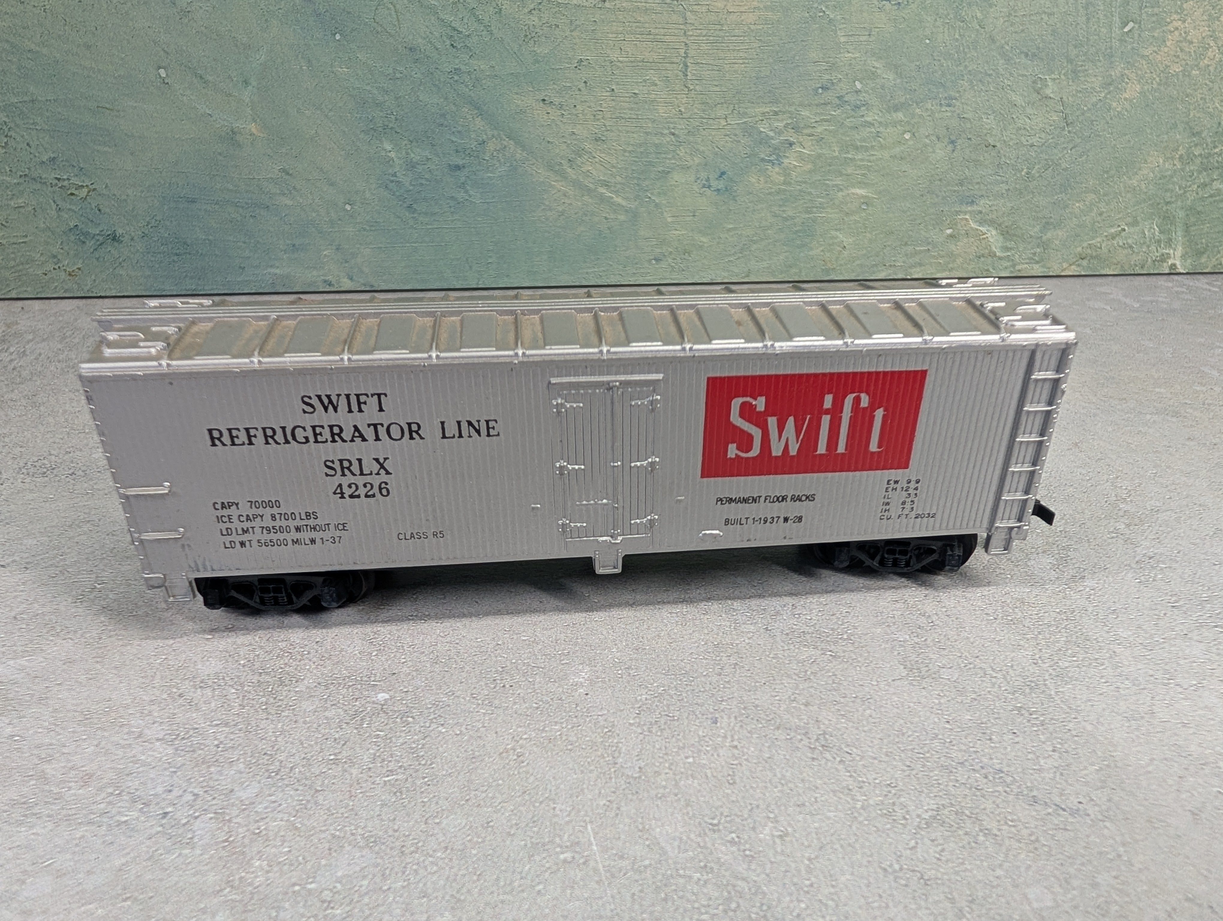 USED Tyco HO Scale 40' Box Car Swift SRLX #4226