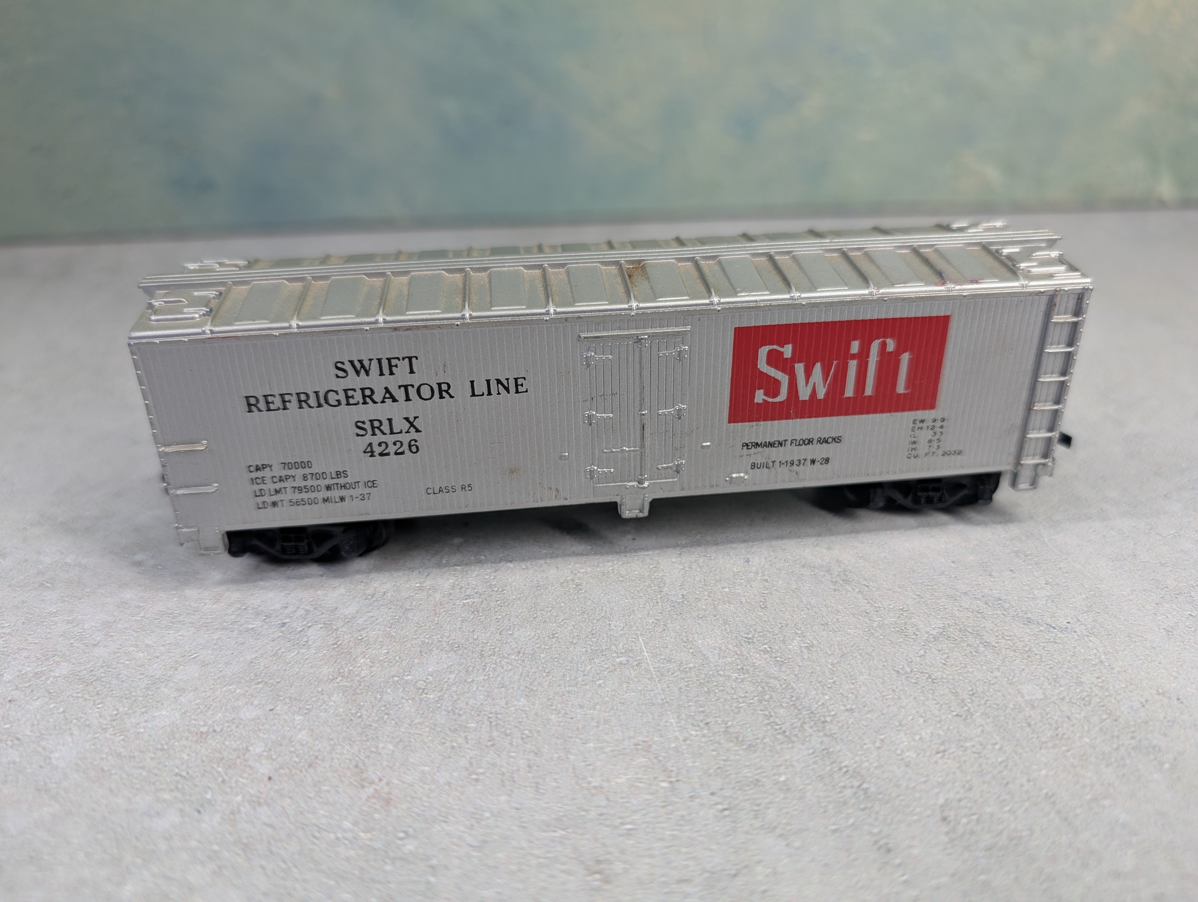 USED Tyco HO Scale 40' Box Car Swift SRLX #4226