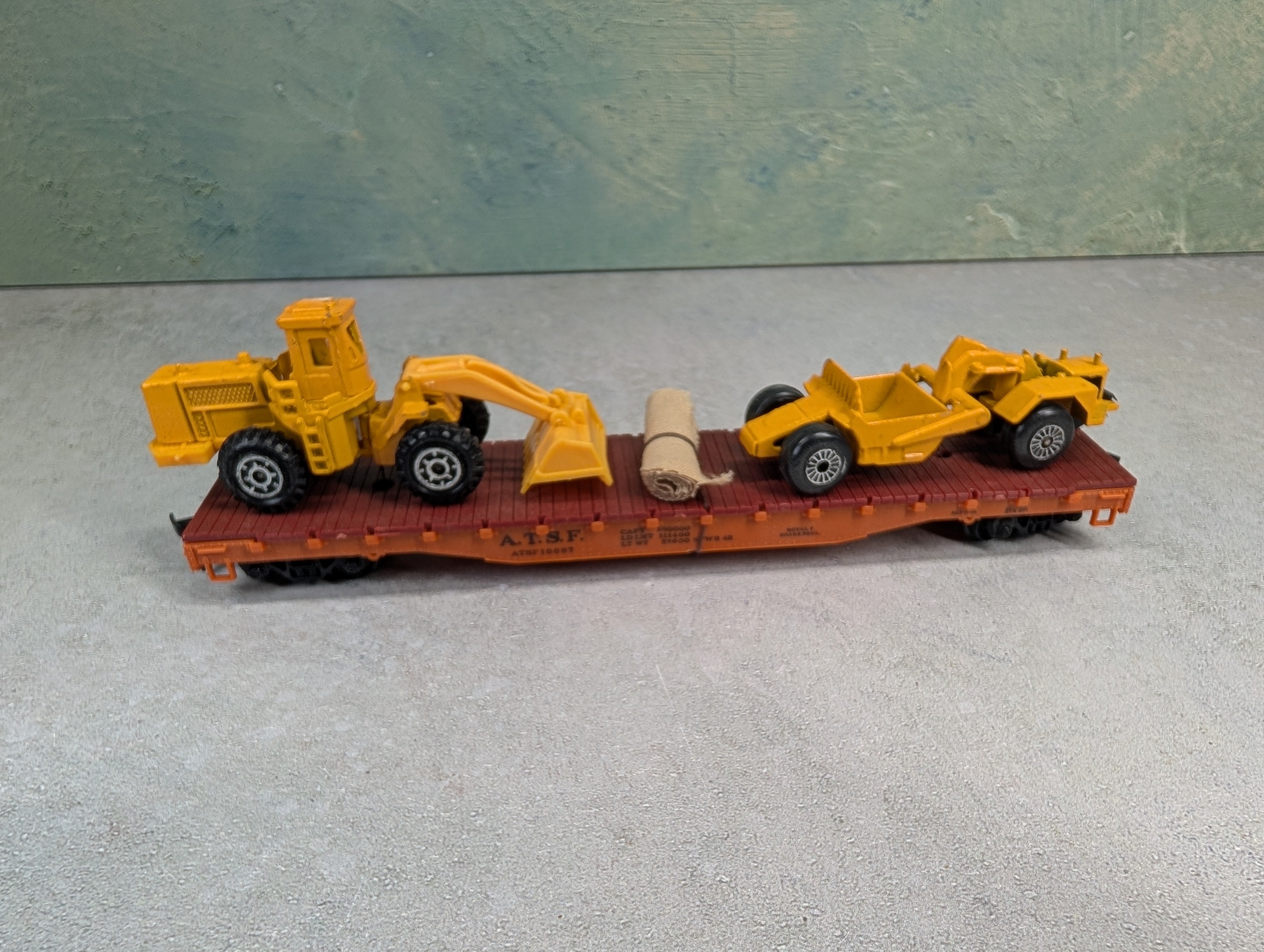 USED Pemco HO Scale Flat Car w/ Construction Loads