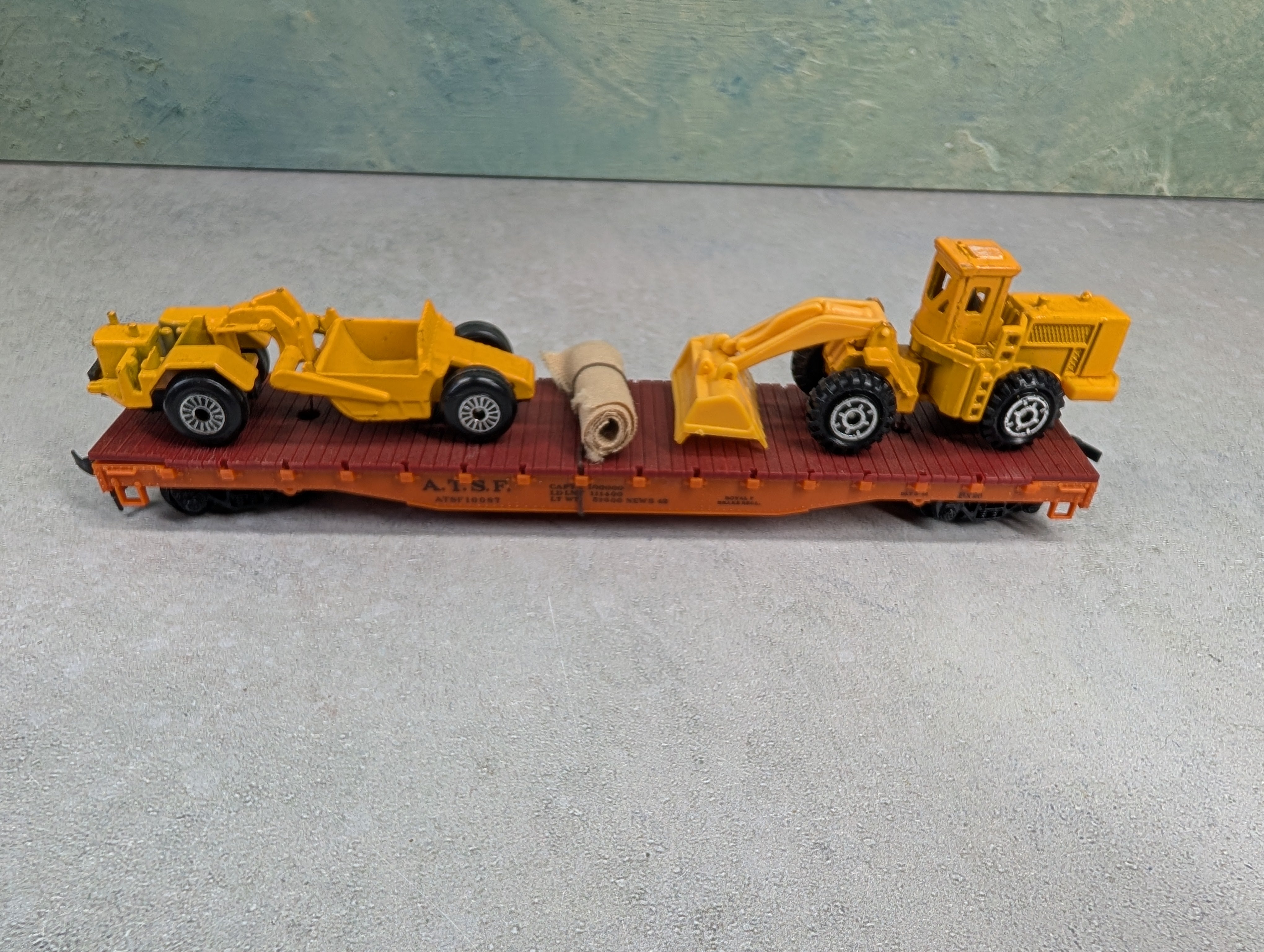 USED Pemco HO Scale Flat Car w/ Construction Loads