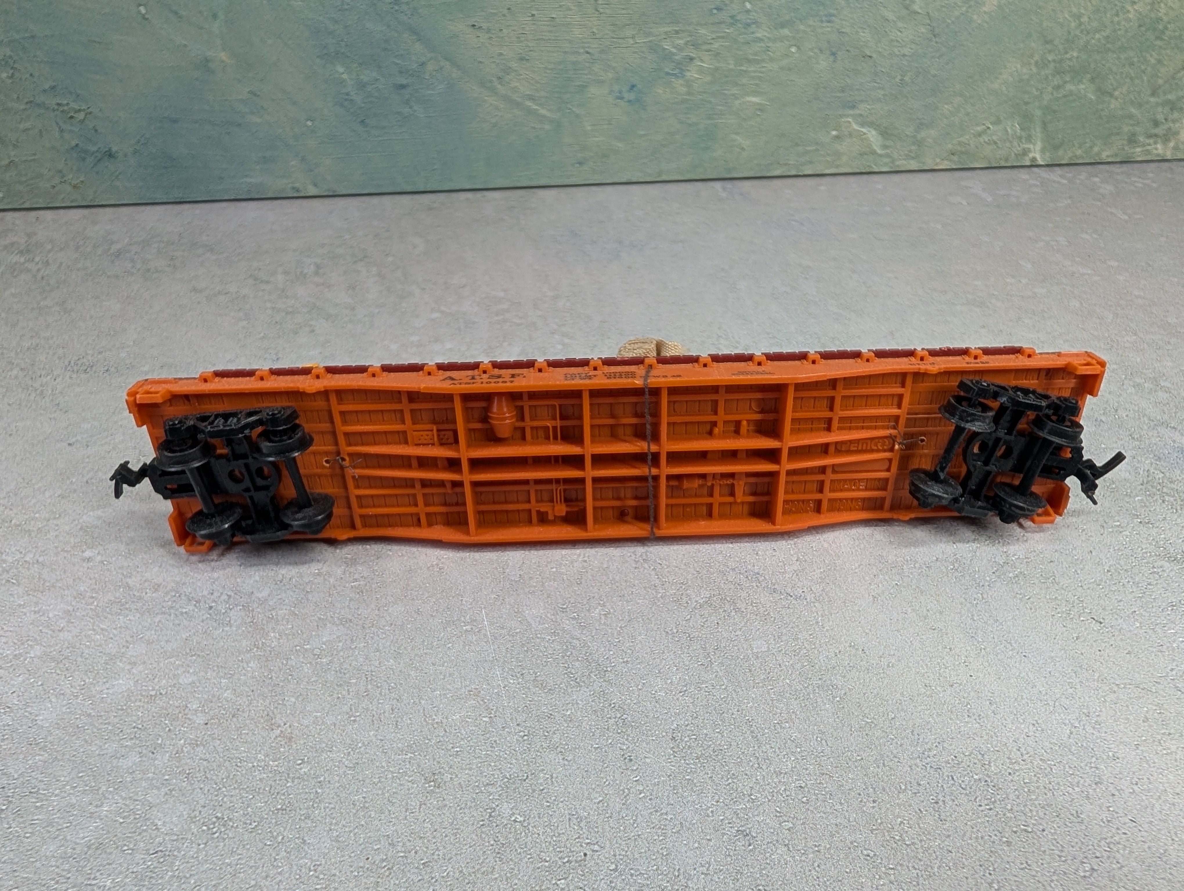 USED Pemco HO Scale Flat Car w/ Construction Loads