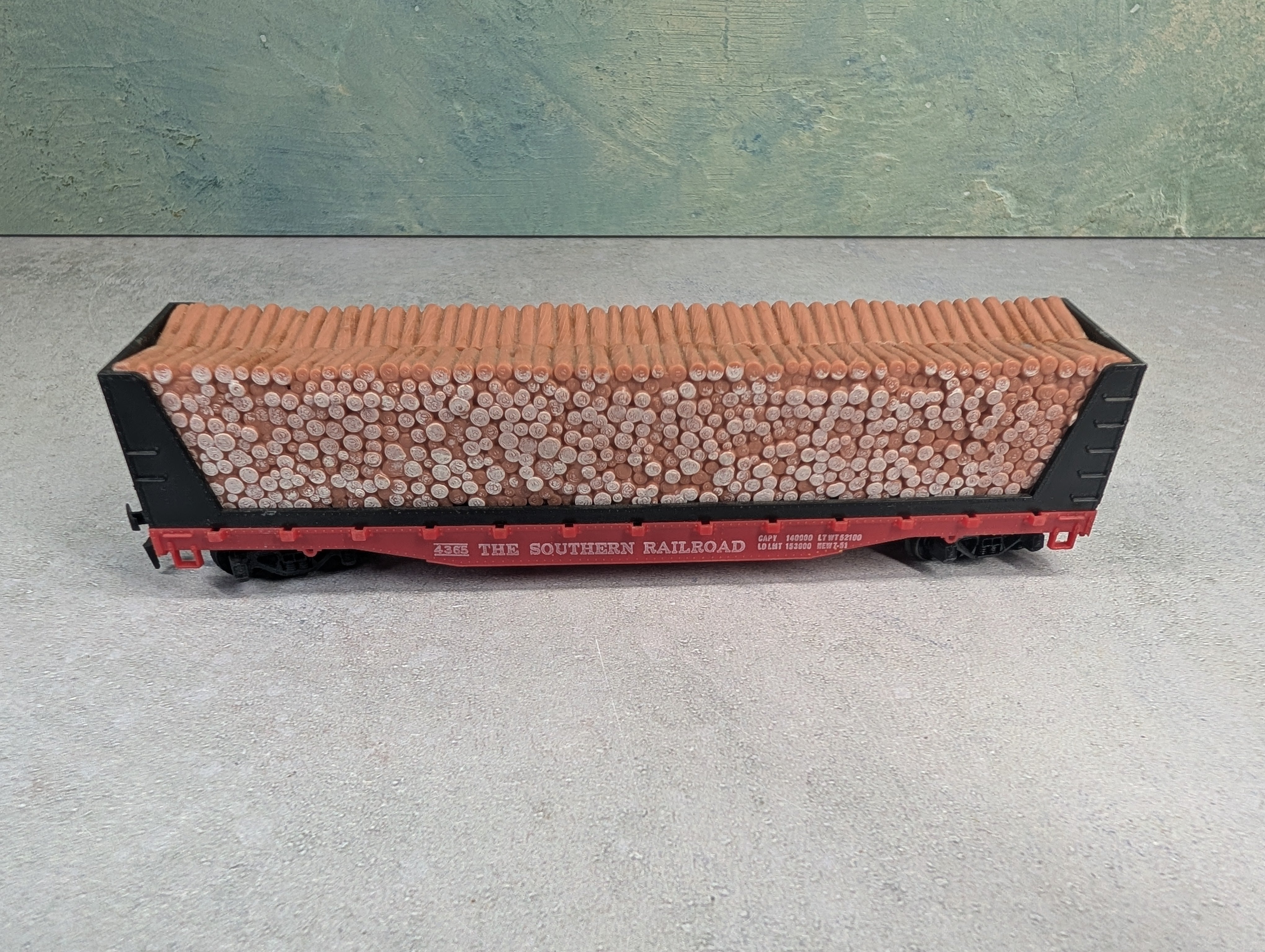 USED Mantua HO Scale 50' Bulkhead Flat Car Southern 4365 w/ Pulpwood Load