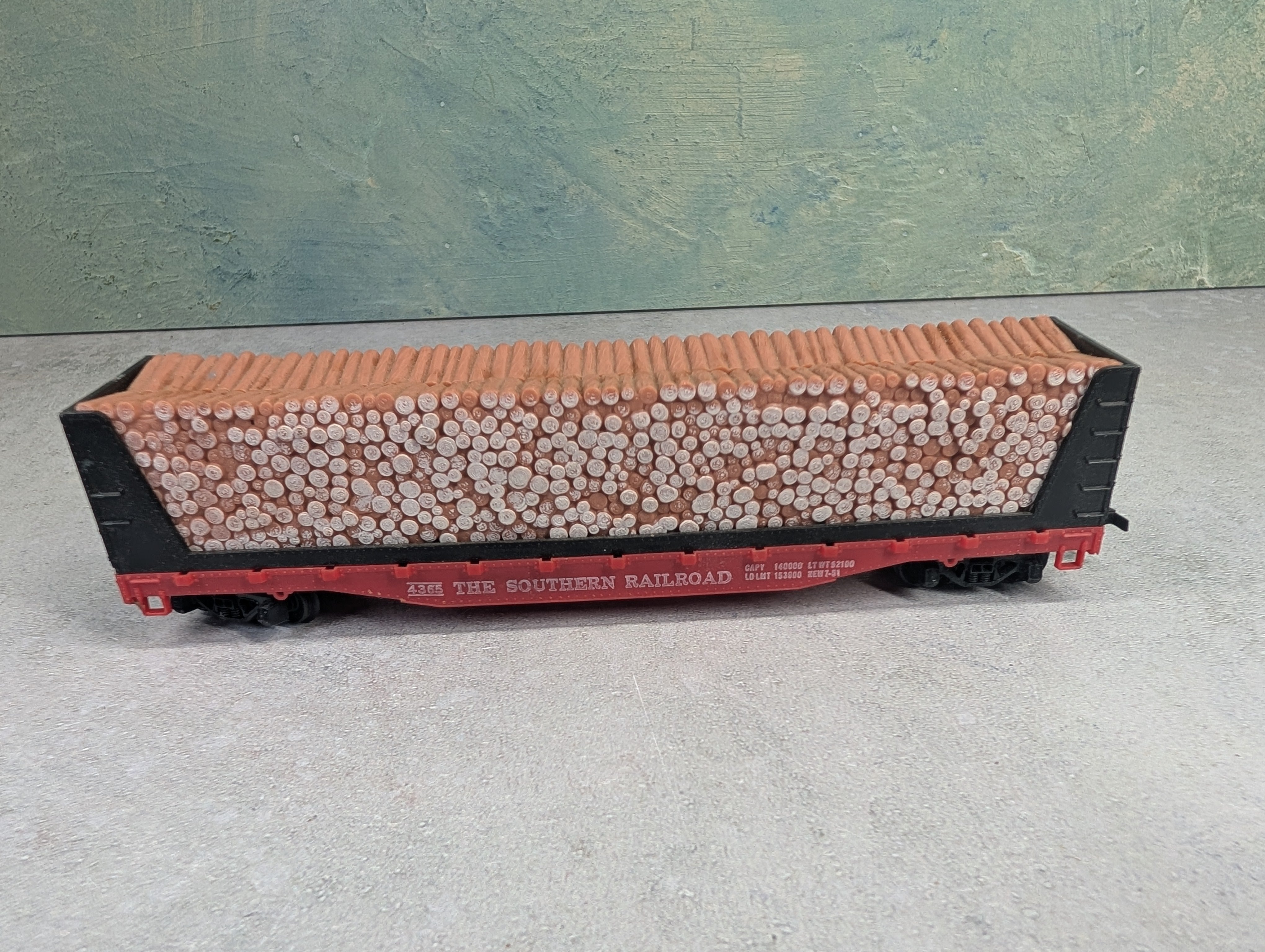 USED Mantua HO Scale 50' Bulkhead Flat Car Southern 4365 w/ Pulpwood Load