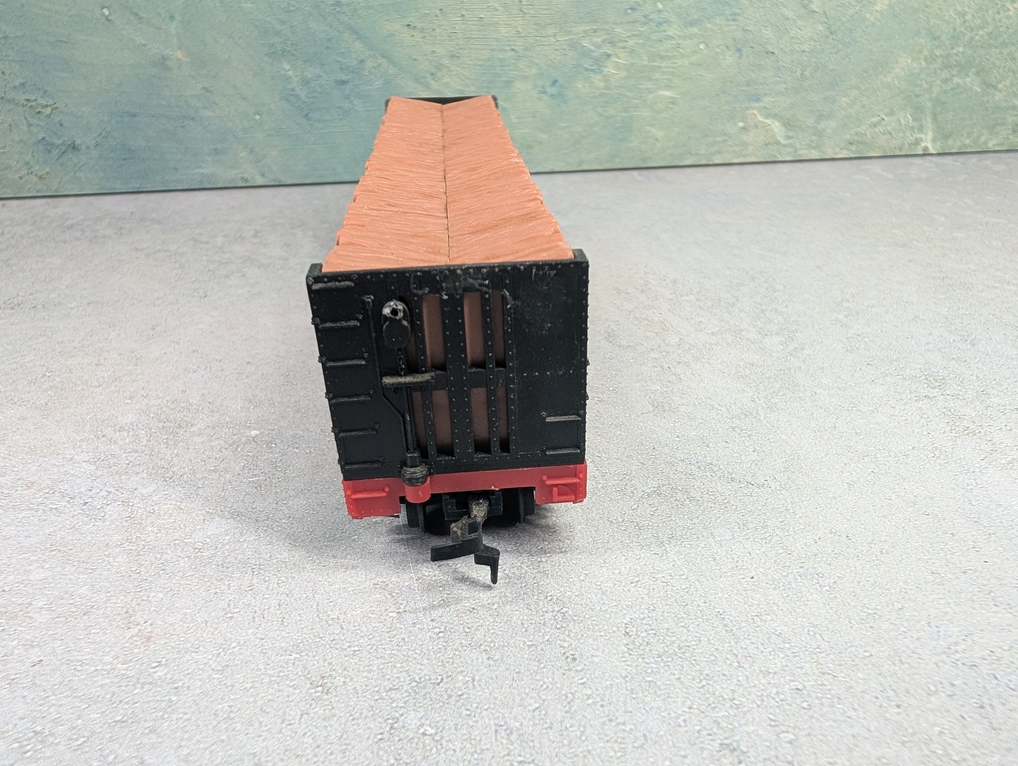 USED Mantua HO Scale 50' Bulkhead Flat Car Southern 4365 w/ Pulpwood Load