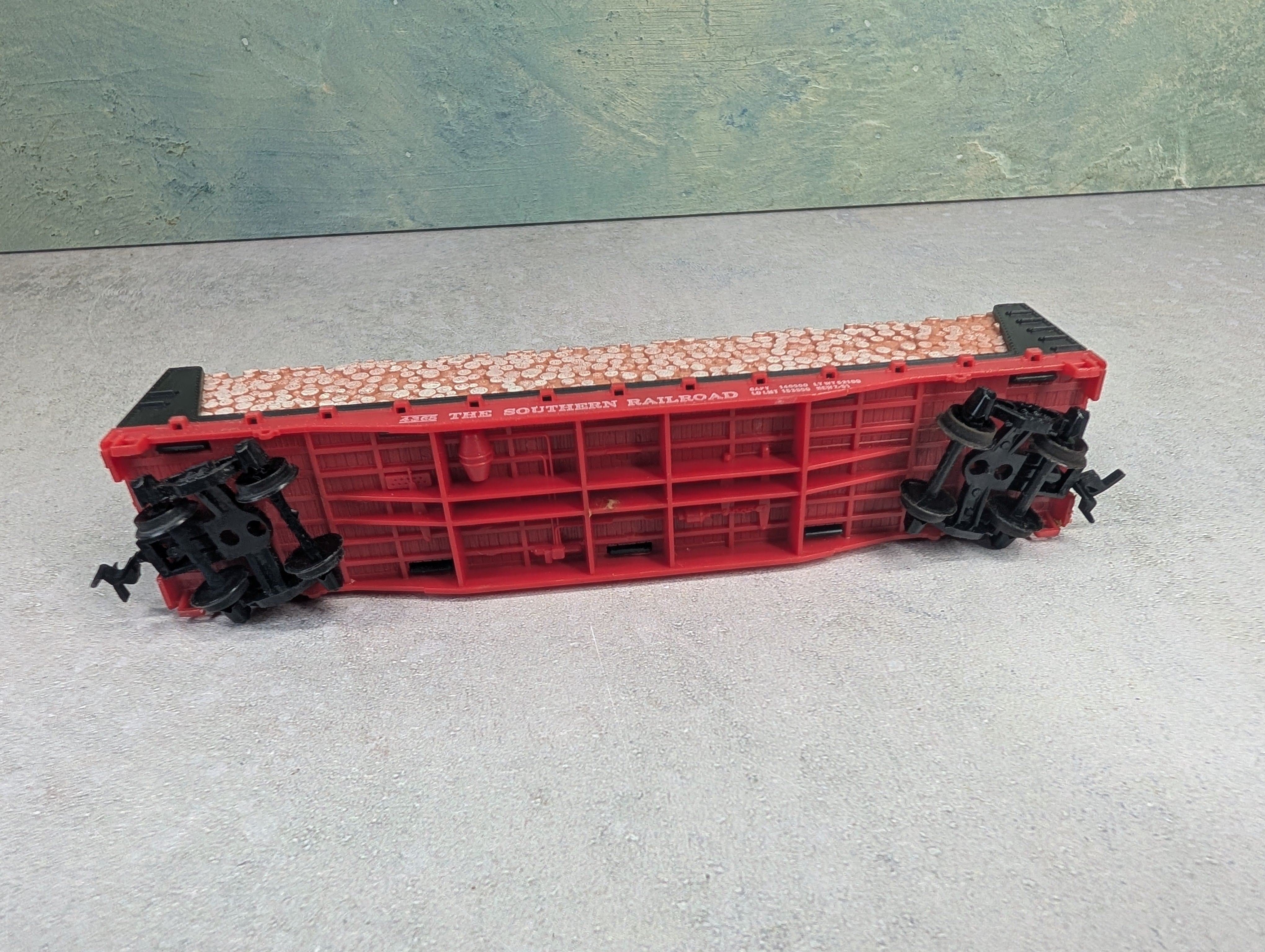USED Mantua HO Scale 50' Bulkhead Flat Car Southern 4365 w/ Pulpwood Load