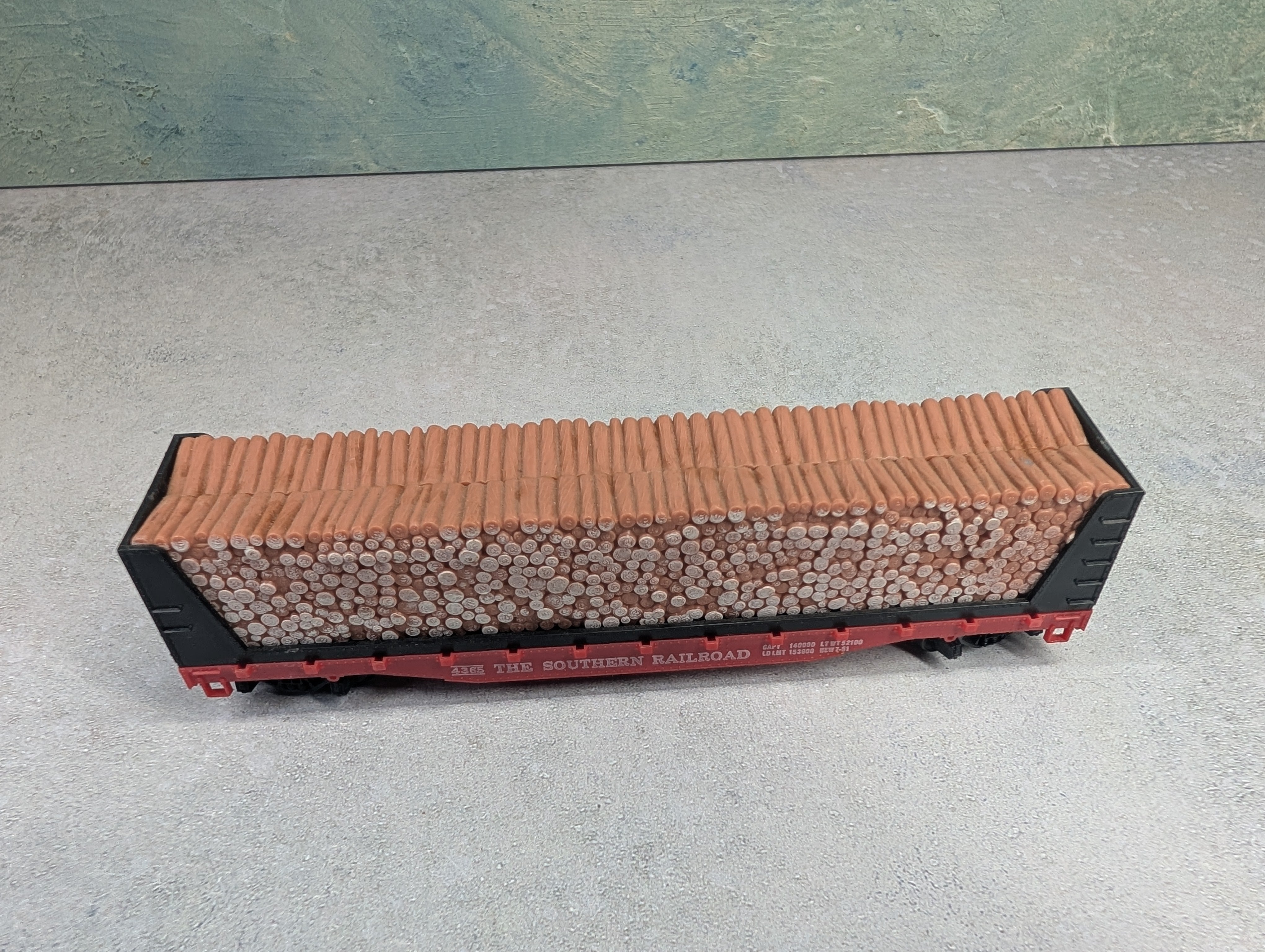 USED Mantua HO Scale 50' Bulkhead Flat Car Southern 4365 w/ Pulpwood Load