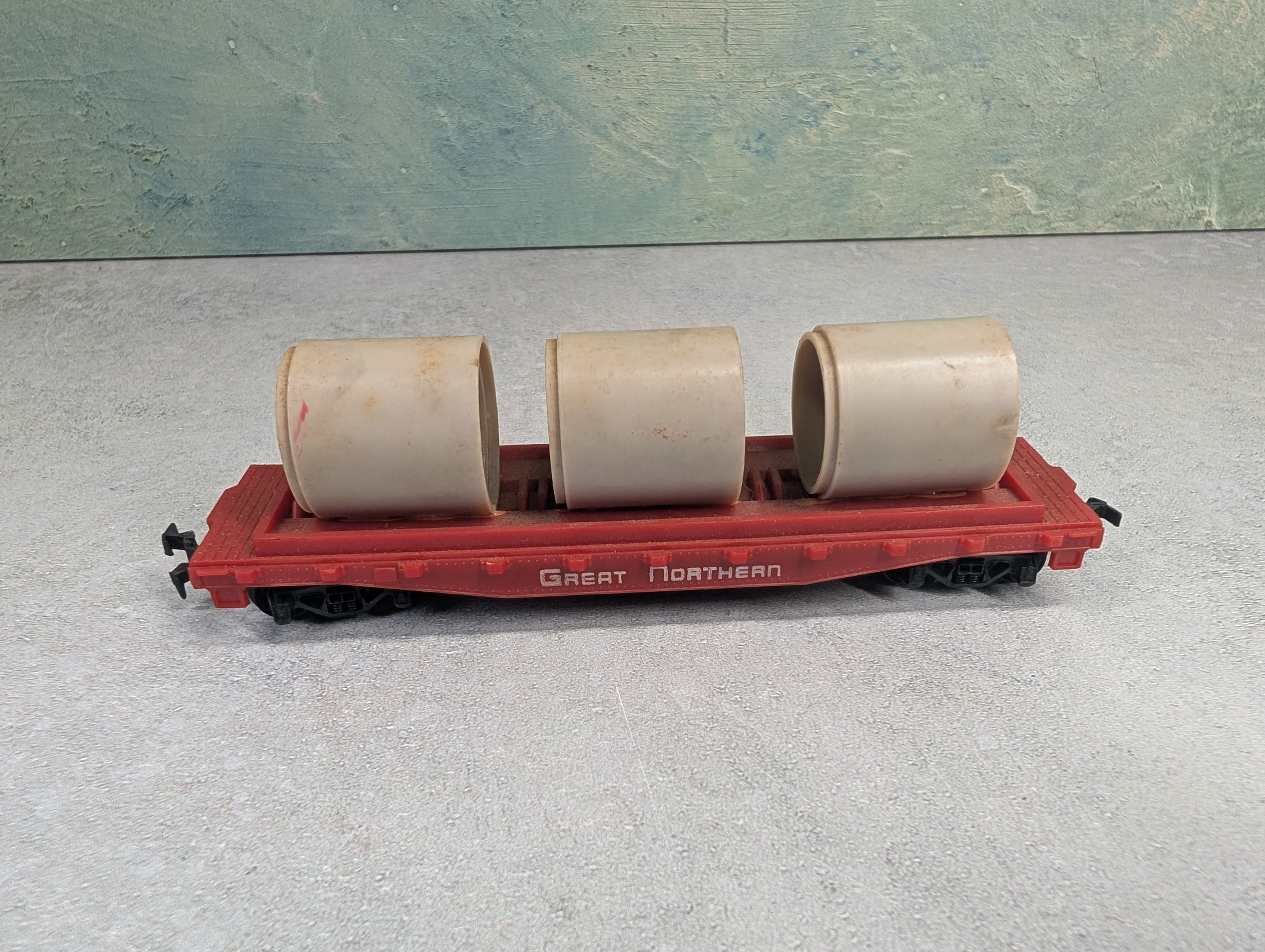 USED Tyco HO Scale 40' Flat Car Great Northern w/ Pipe Load