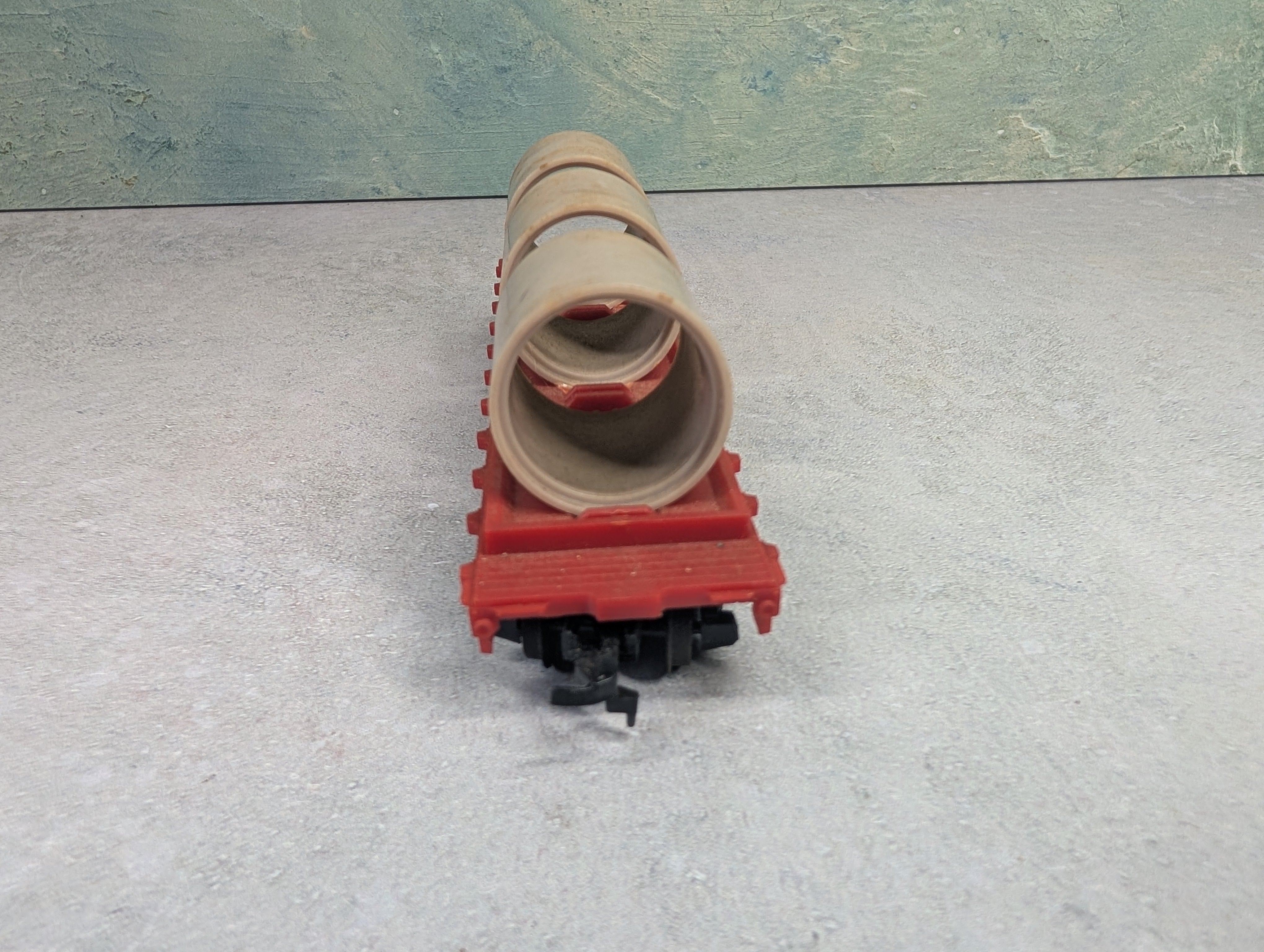 USED Tyco HO Scale 40' Flat Car Great Northern w/ Pipe Load