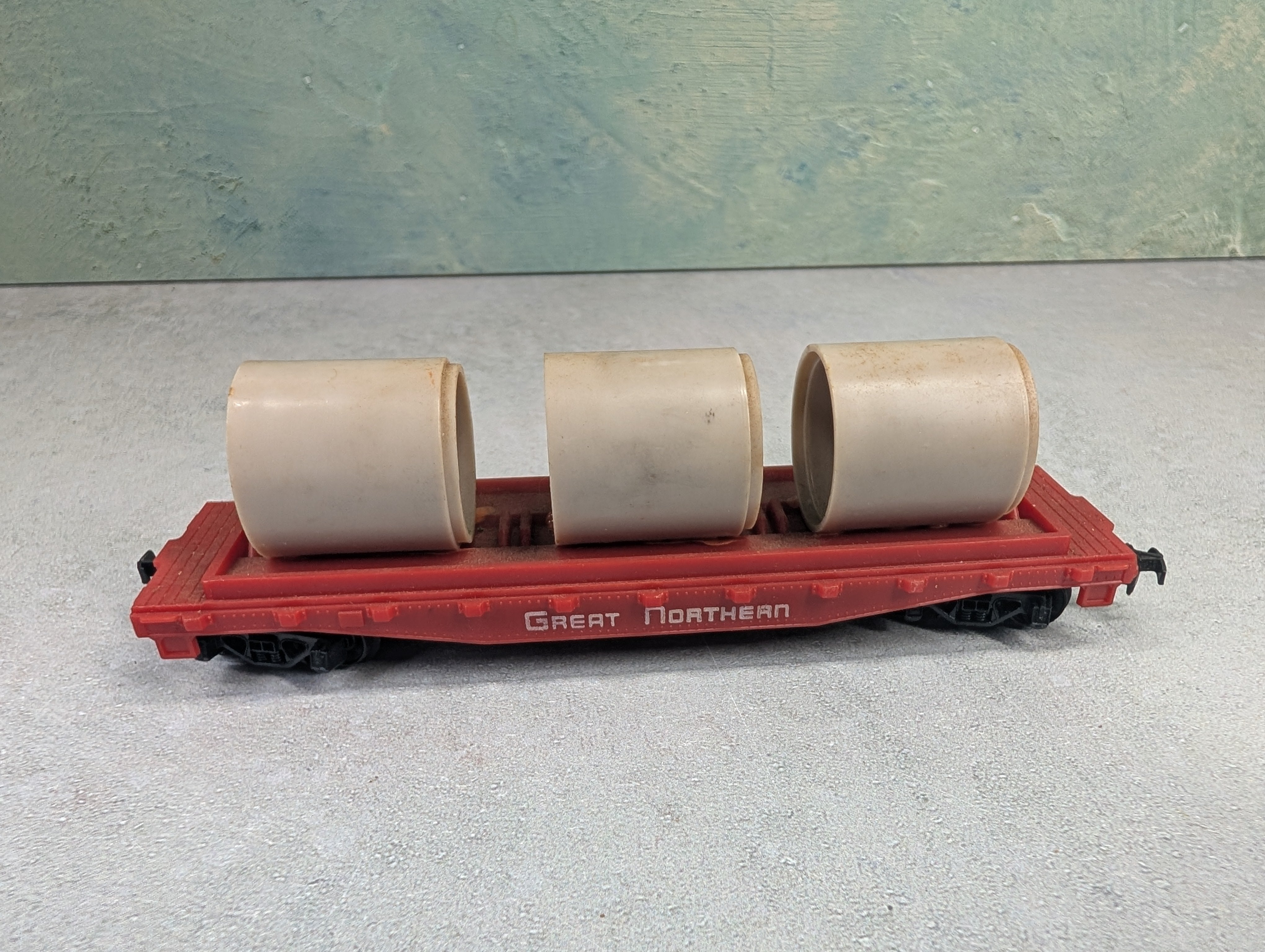 USED Tyco HO Scale 40' Flat Car Great Northern w/ Pipe Load