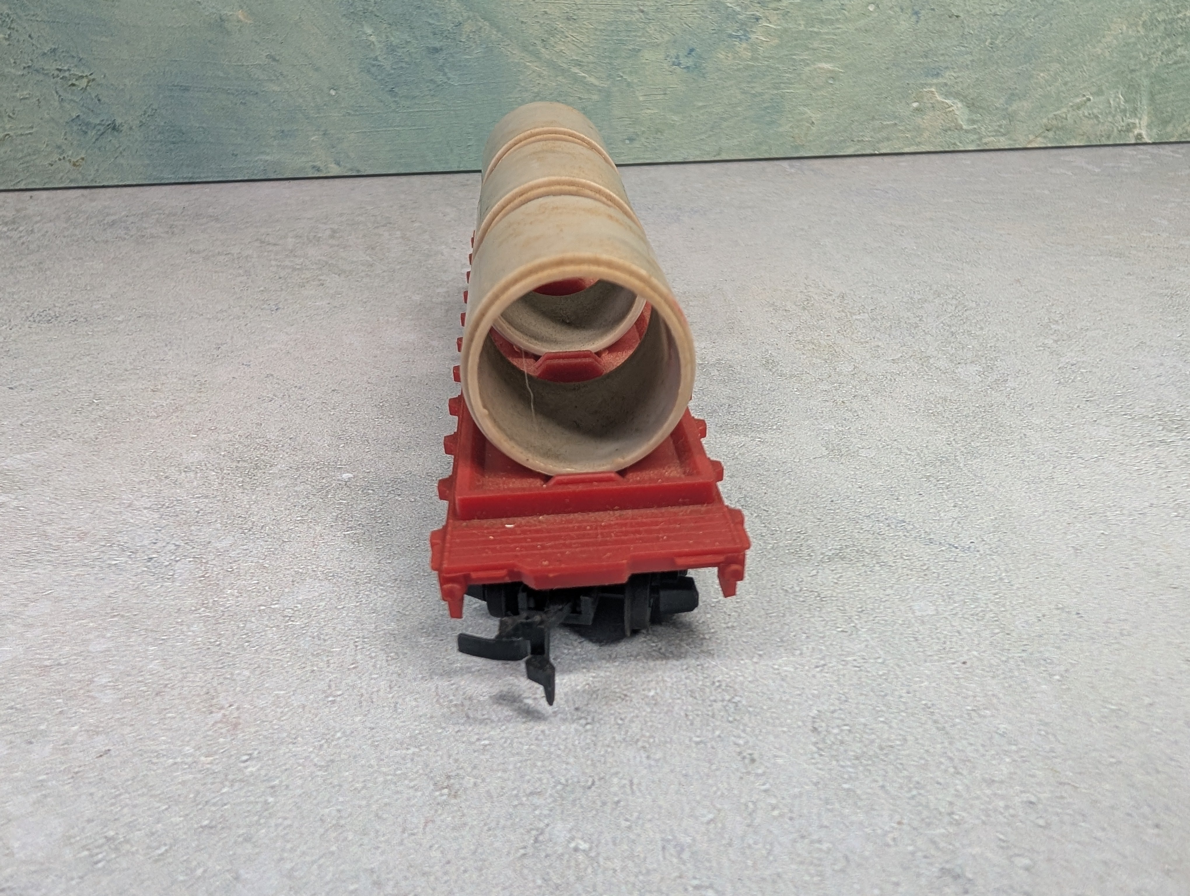 USED Tyco HO Scale 40' Flat Car Great Northern w/ Pipe Load