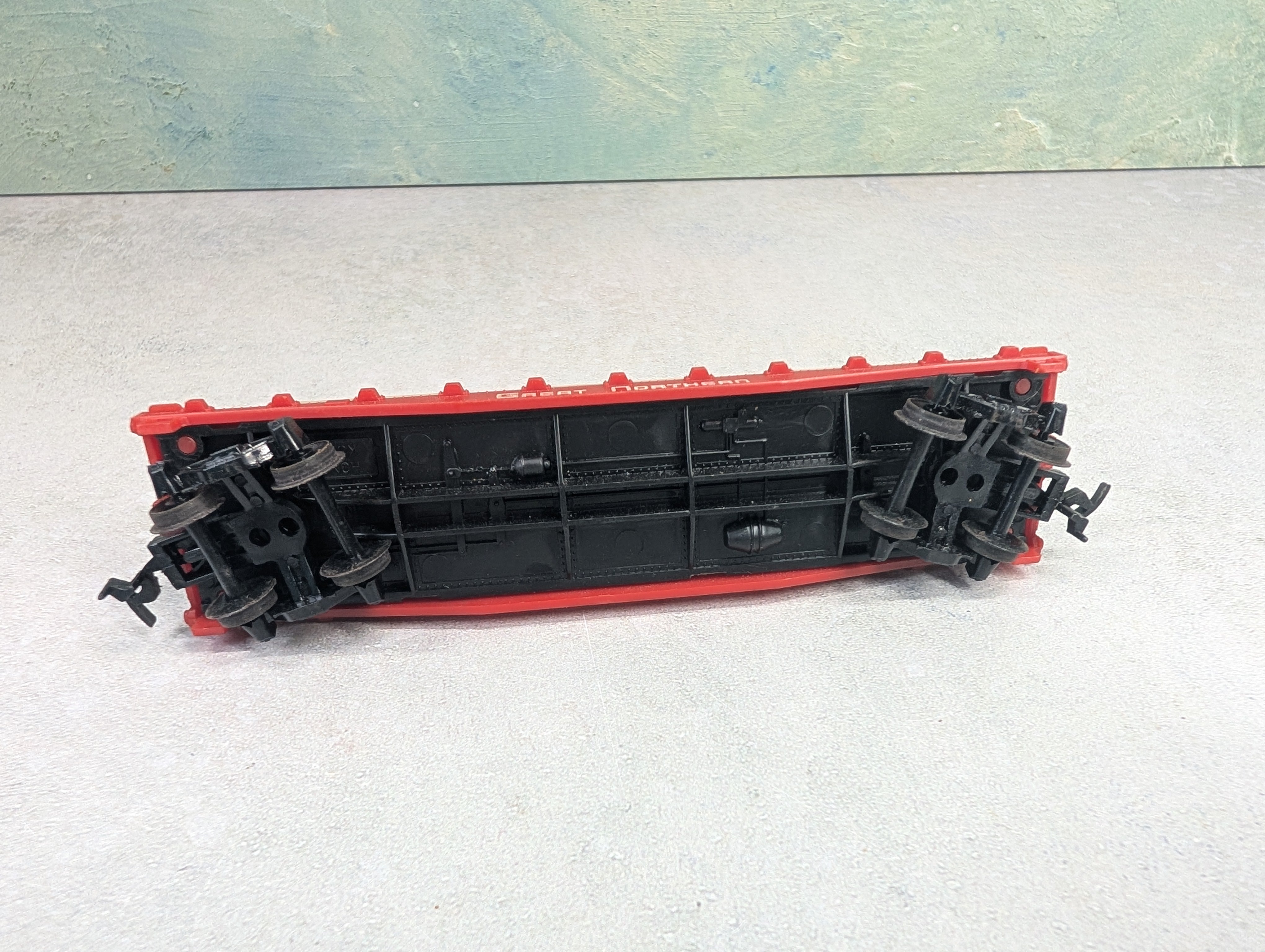 USED Tyco HO Scale 40' Flat Car Great Northern w/ Pipe Load