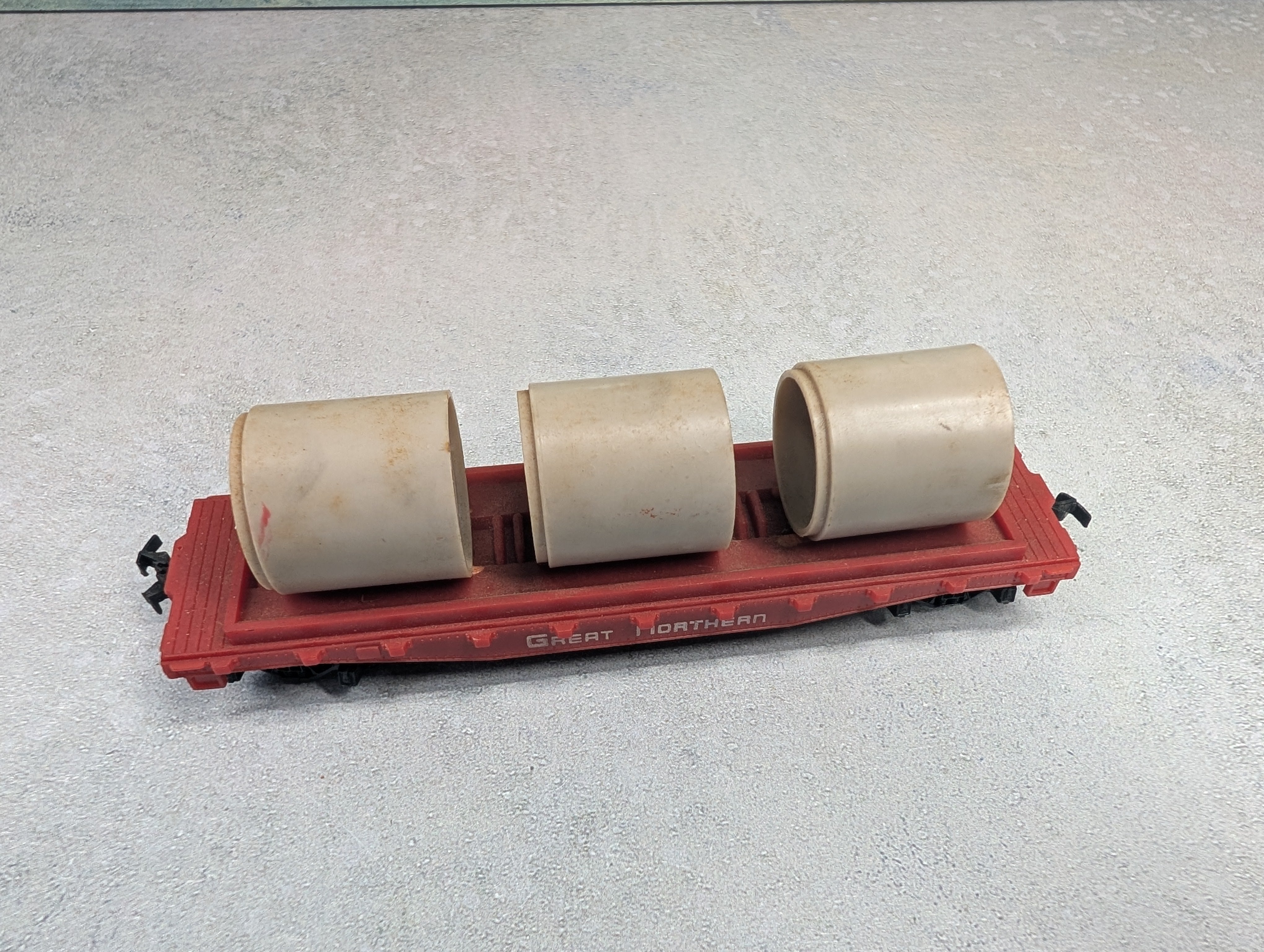 USED Tyco HO Scale 40' Flat Car Great Northern w/ Pipe Load