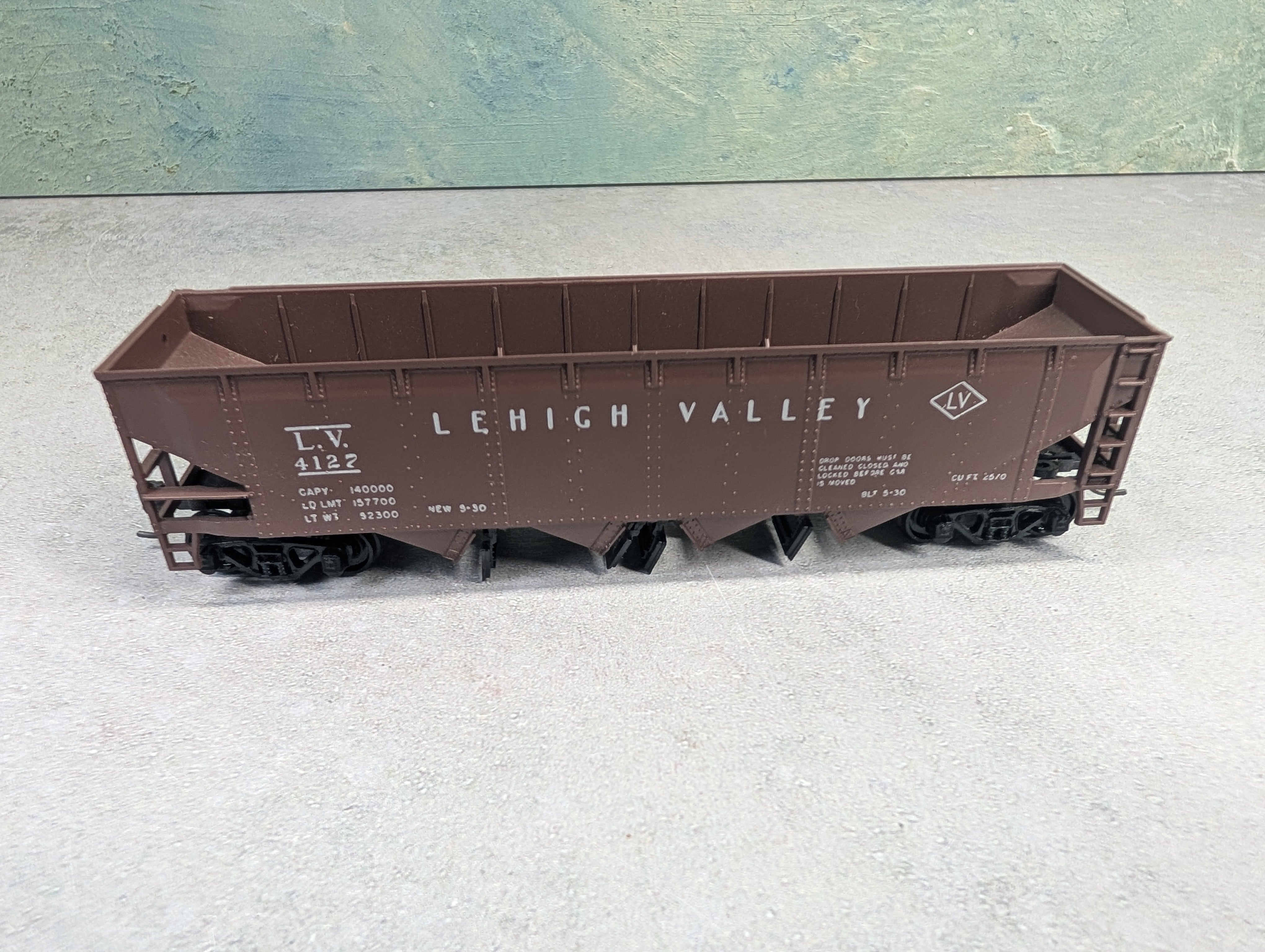 USED Athearn HO Scale Operating Quad Hopper Lehigh Valley LV #4127
