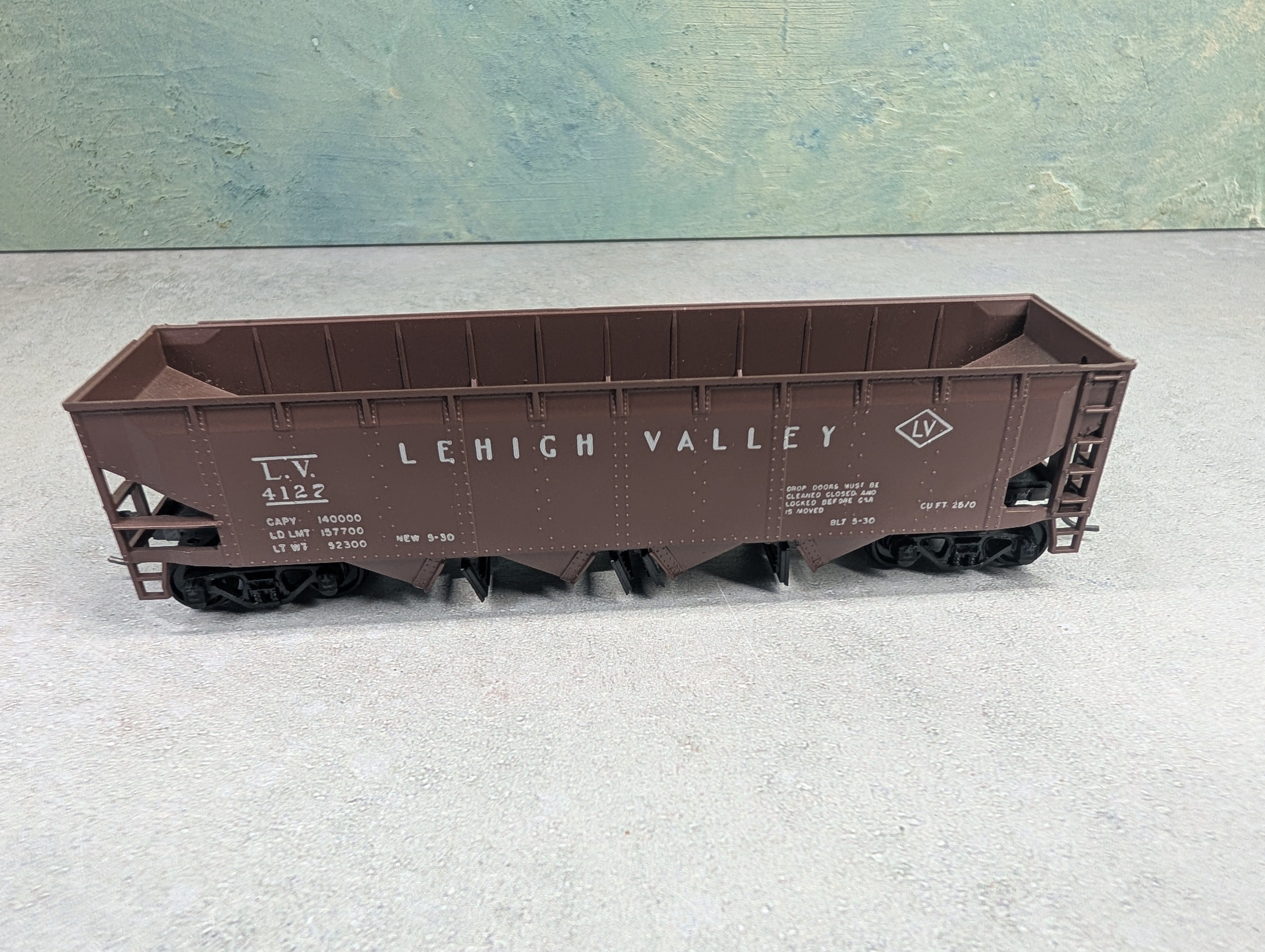 USED Athearn HO Scale Operating Quad Hopper Lehigh Valley LV #4127