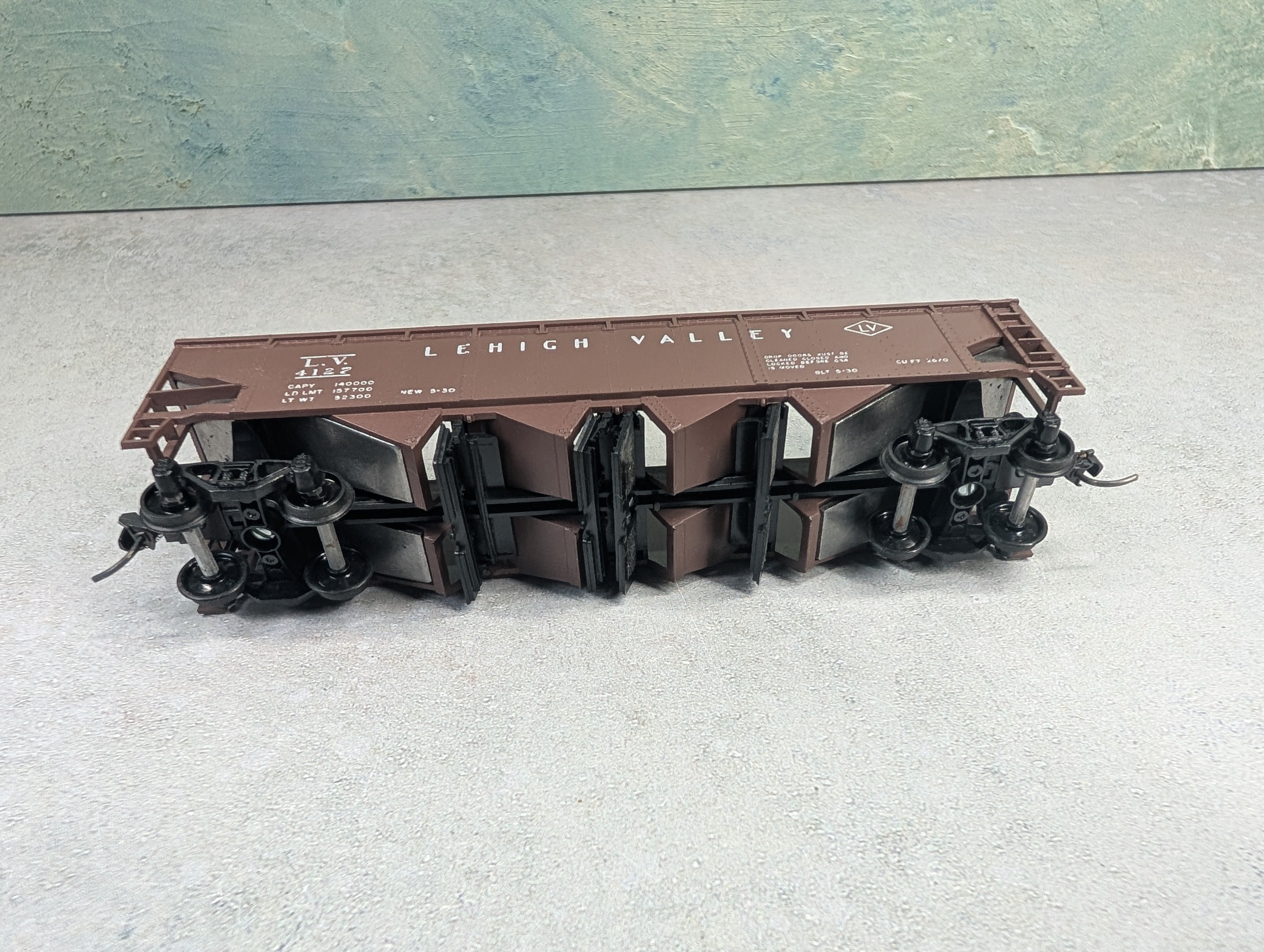 USED Athearn HO Scale Operating Quad Hopper Lehigh Valley LV #4127