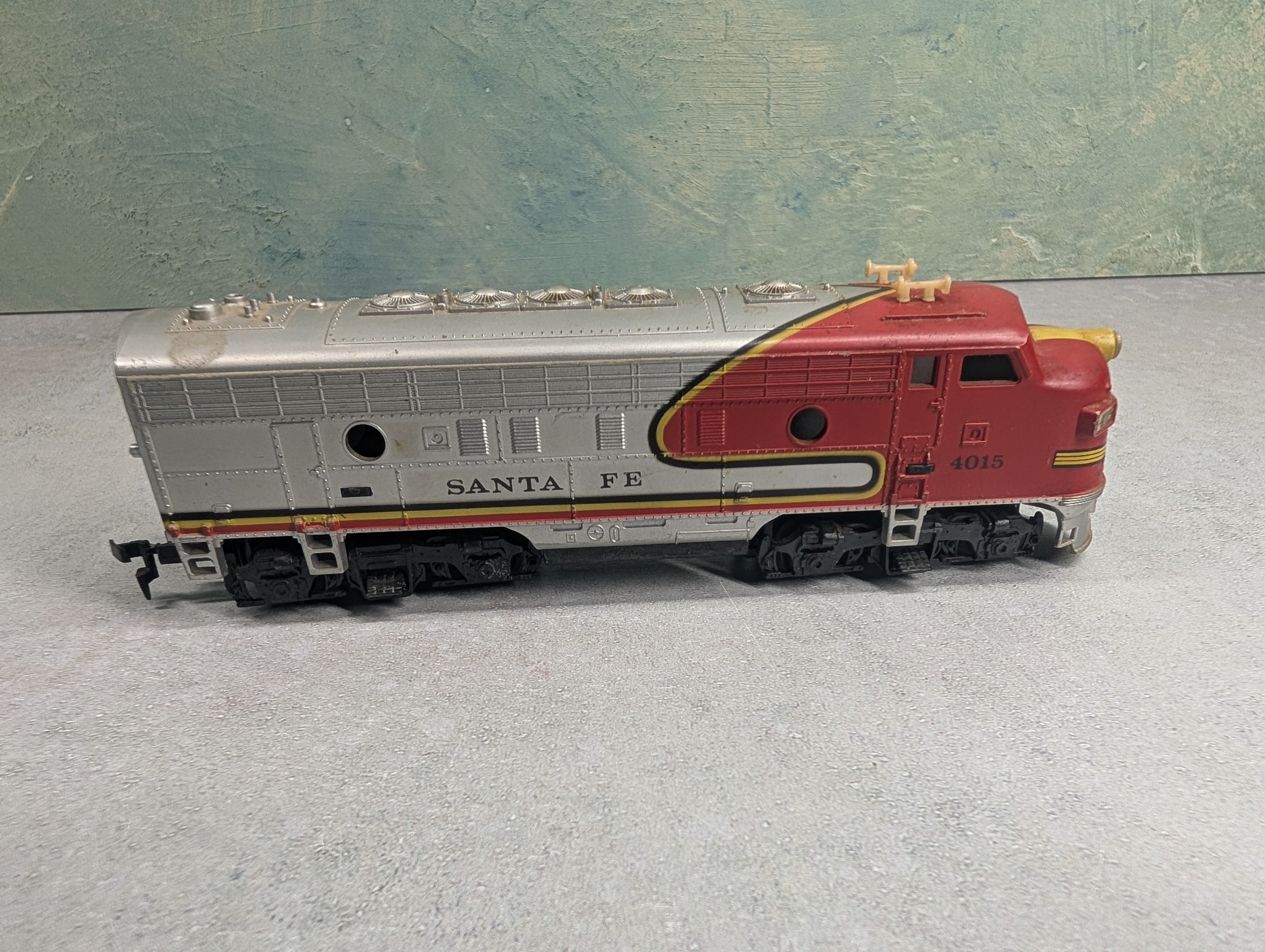 USED Tyco HO Scale Diesel Locomotive Santa Fe ATSF #4015 Unpowered