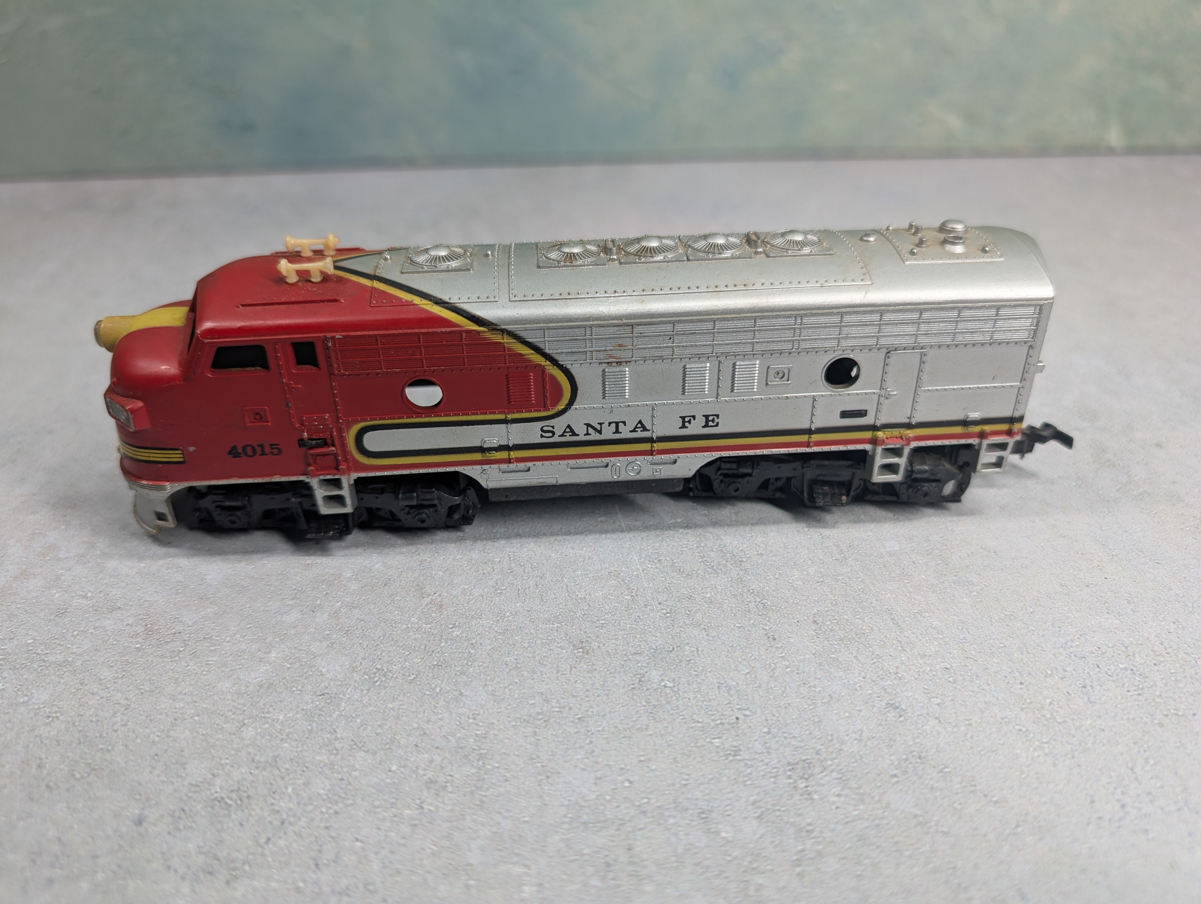 USED Tyco HO Scale Diesel Locomotive Santa Fe ATSF #4015 Unpowered