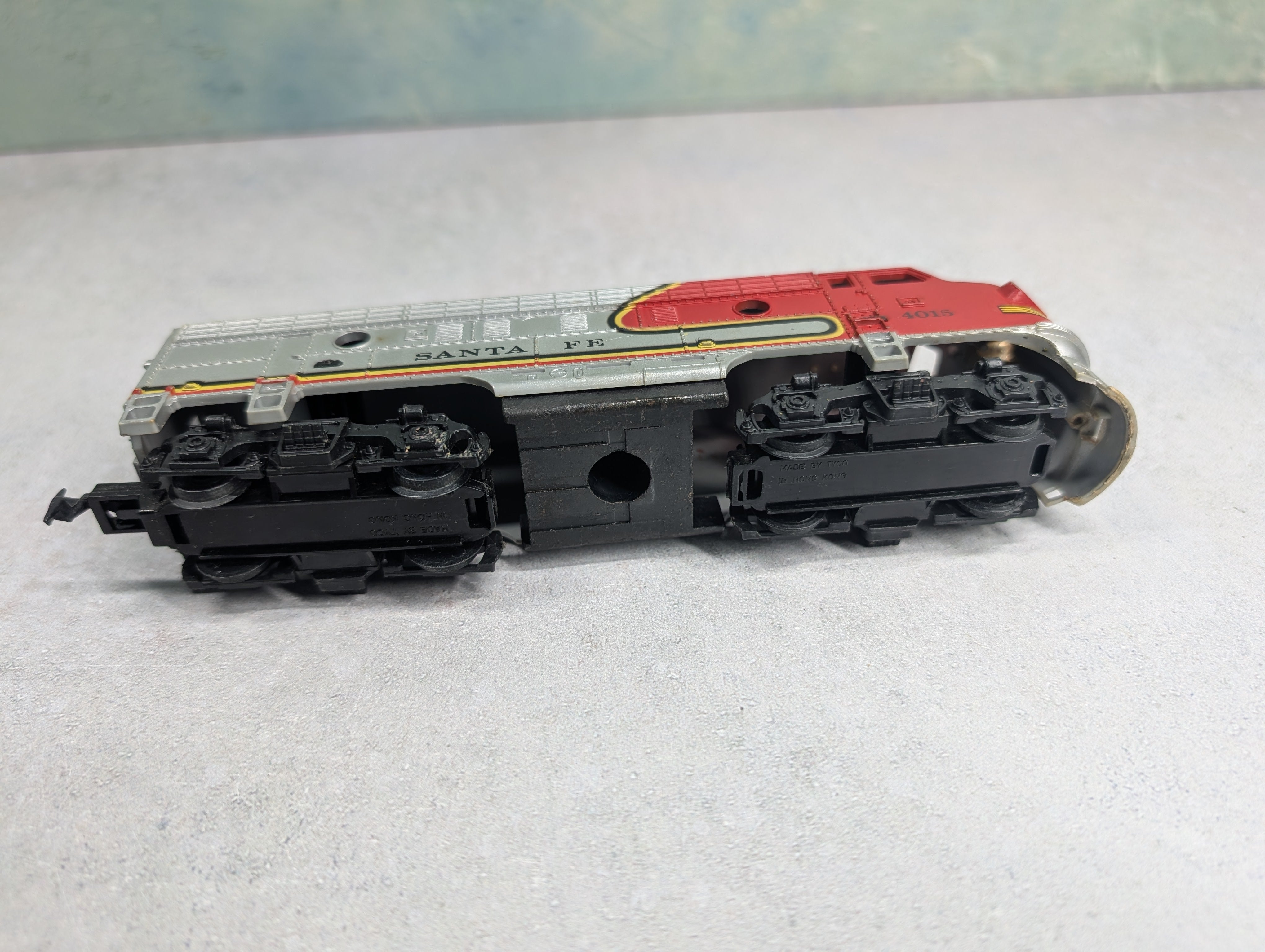 USED Tyco HO Scale Diesel Locomotive Santa Fe ATSF #4015 Unpowered