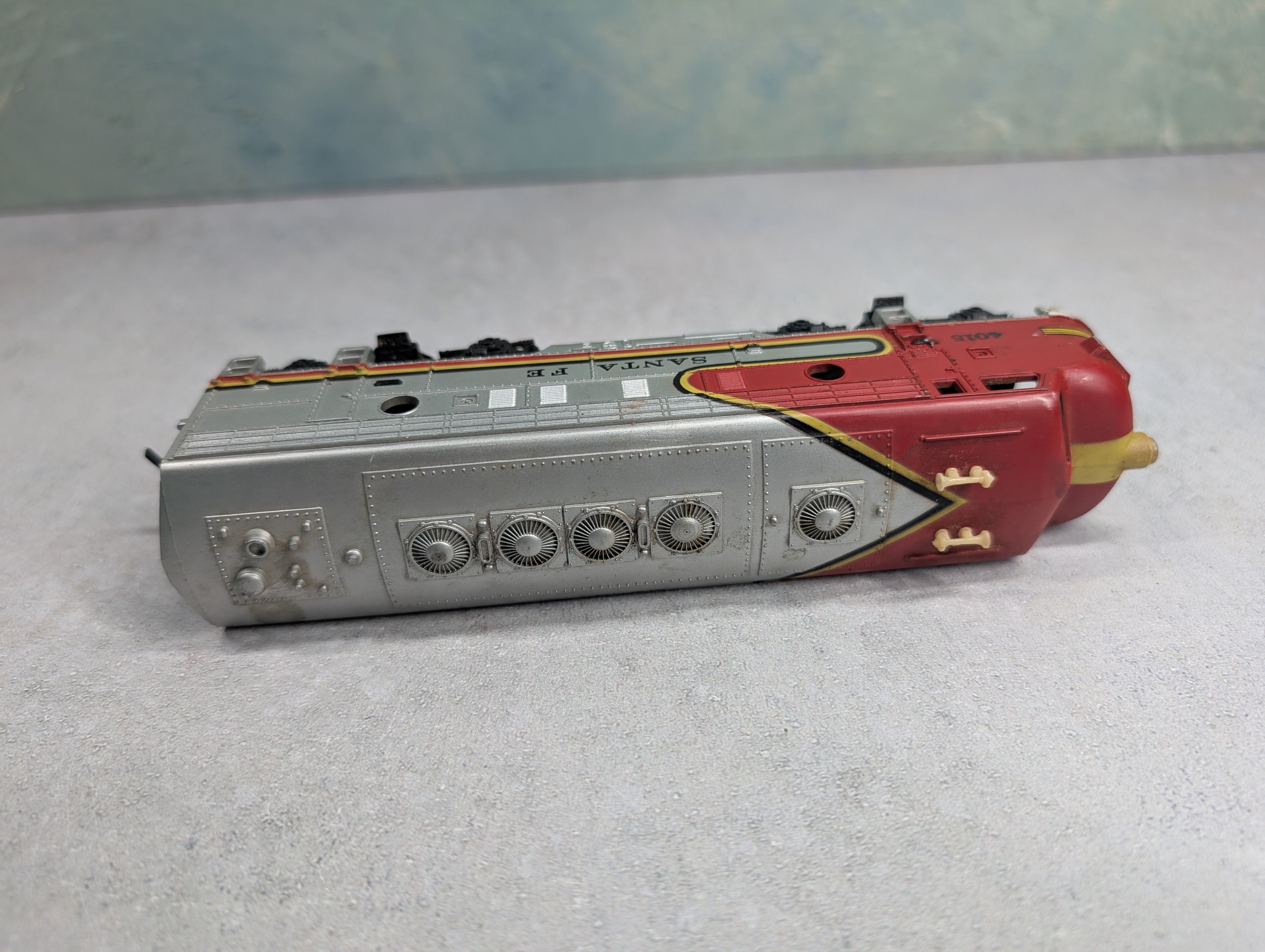 USED Tyco HO Scale Diesel Locomotive Santa Fe ATSF #4015 Unpowered