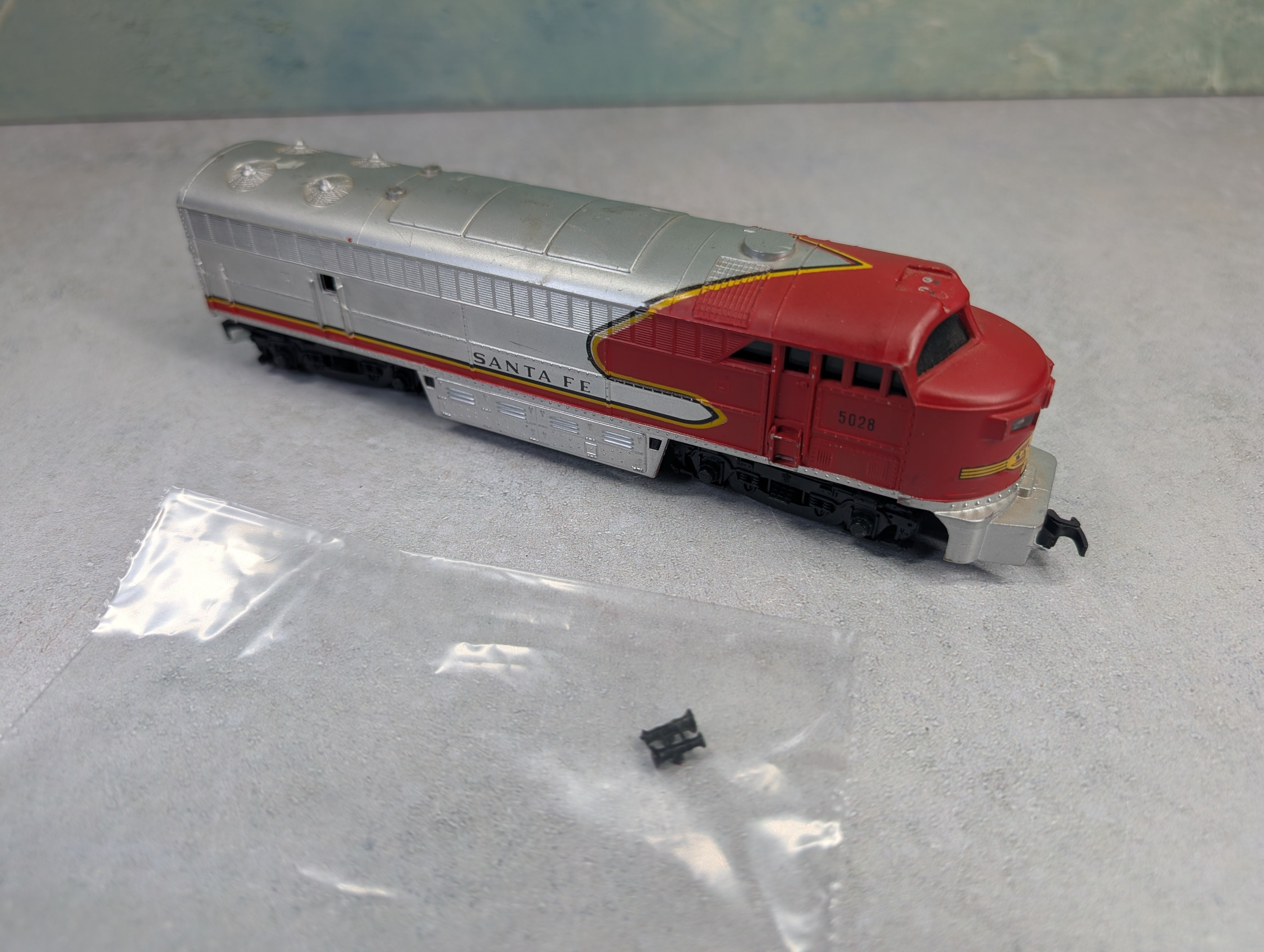 USED HO Scale C-Liner Diesel Locomotive Santa Fe ATSF #5028 Unpowered