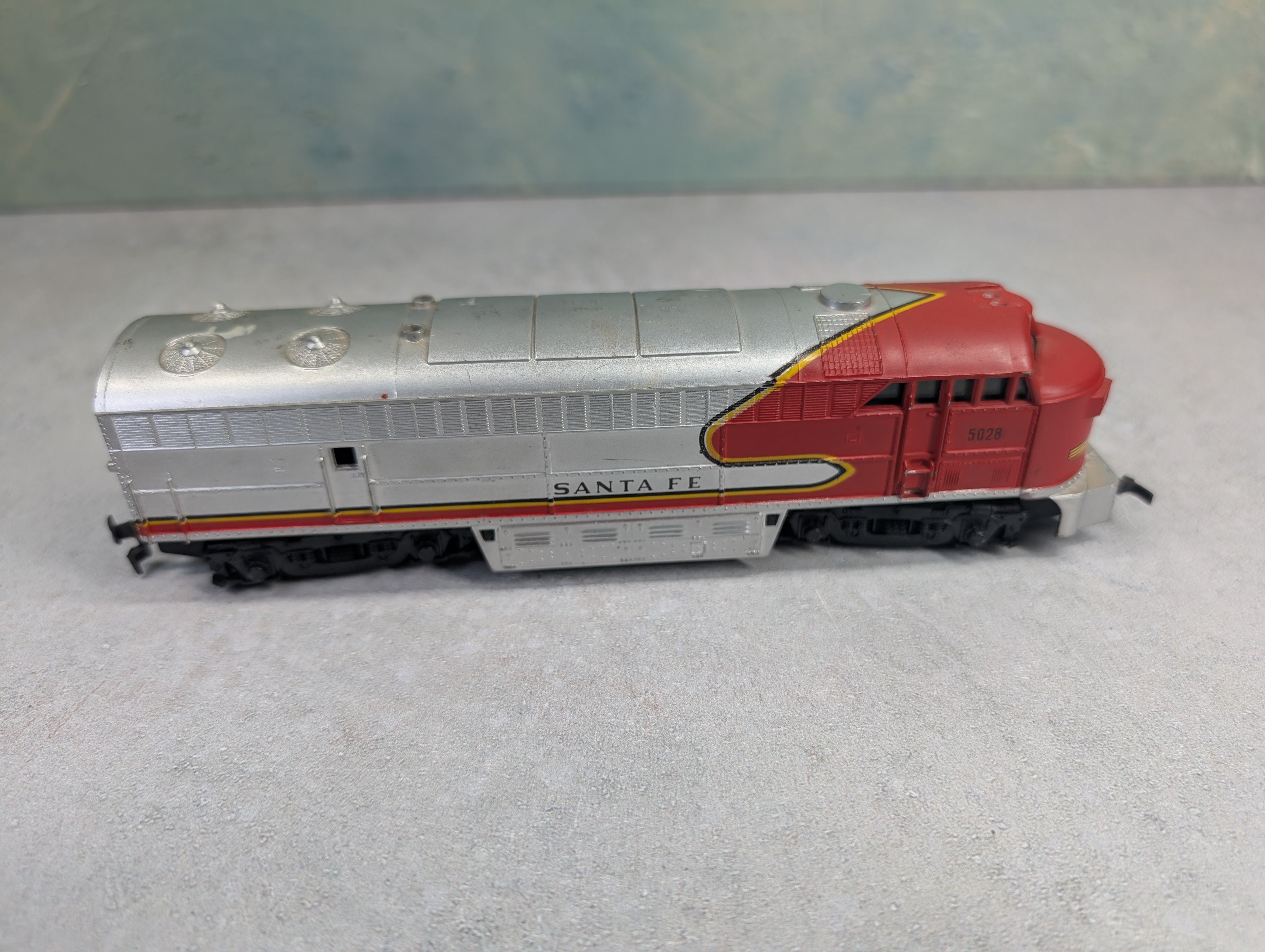 USED HO Scale C-Liner Diesel Locomotive Santa Fe ATSF #5028 Unpowered