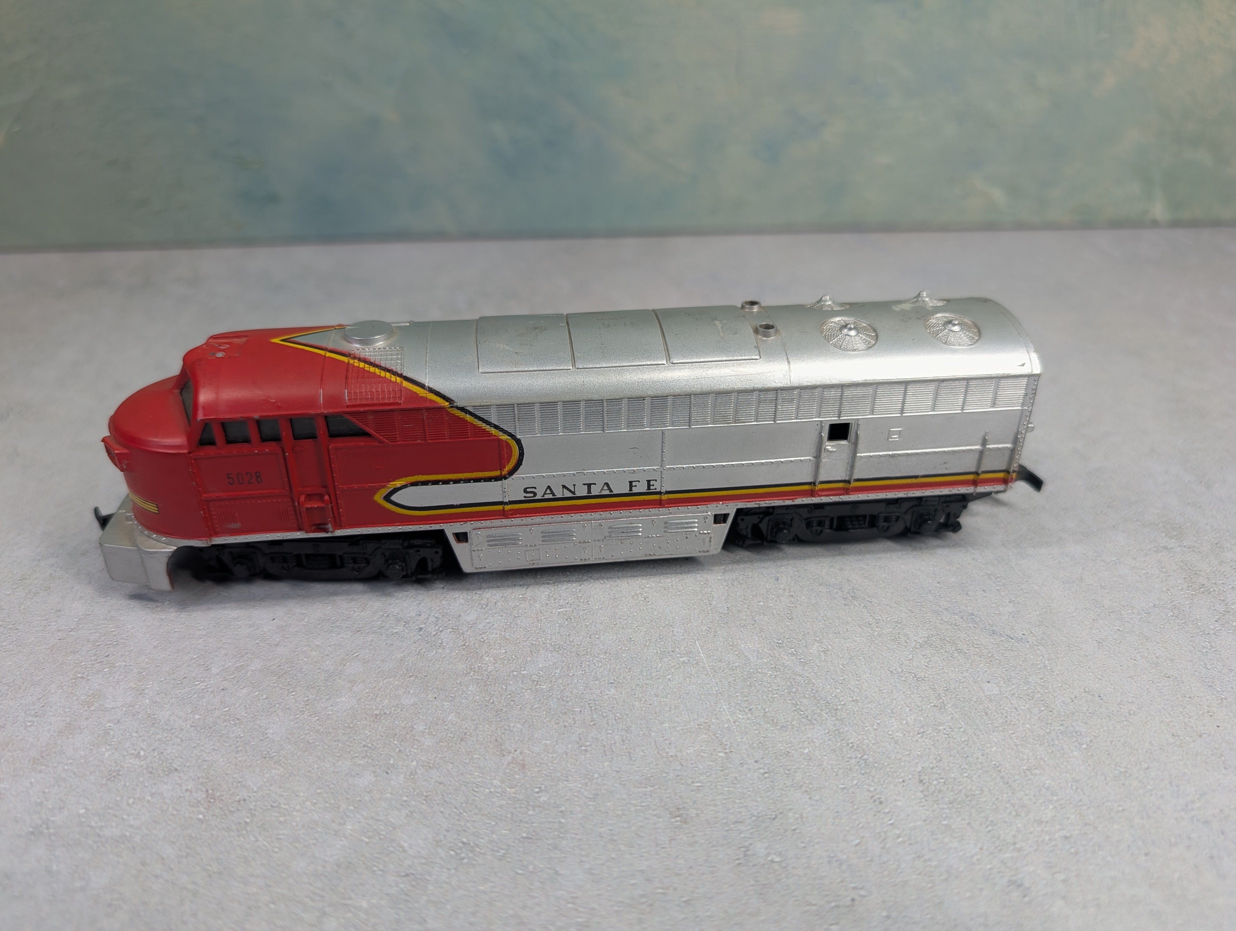 USED HO Scale C-Liner Diesel Locomotive Santa Fe ATSF #5028 Unpowered
