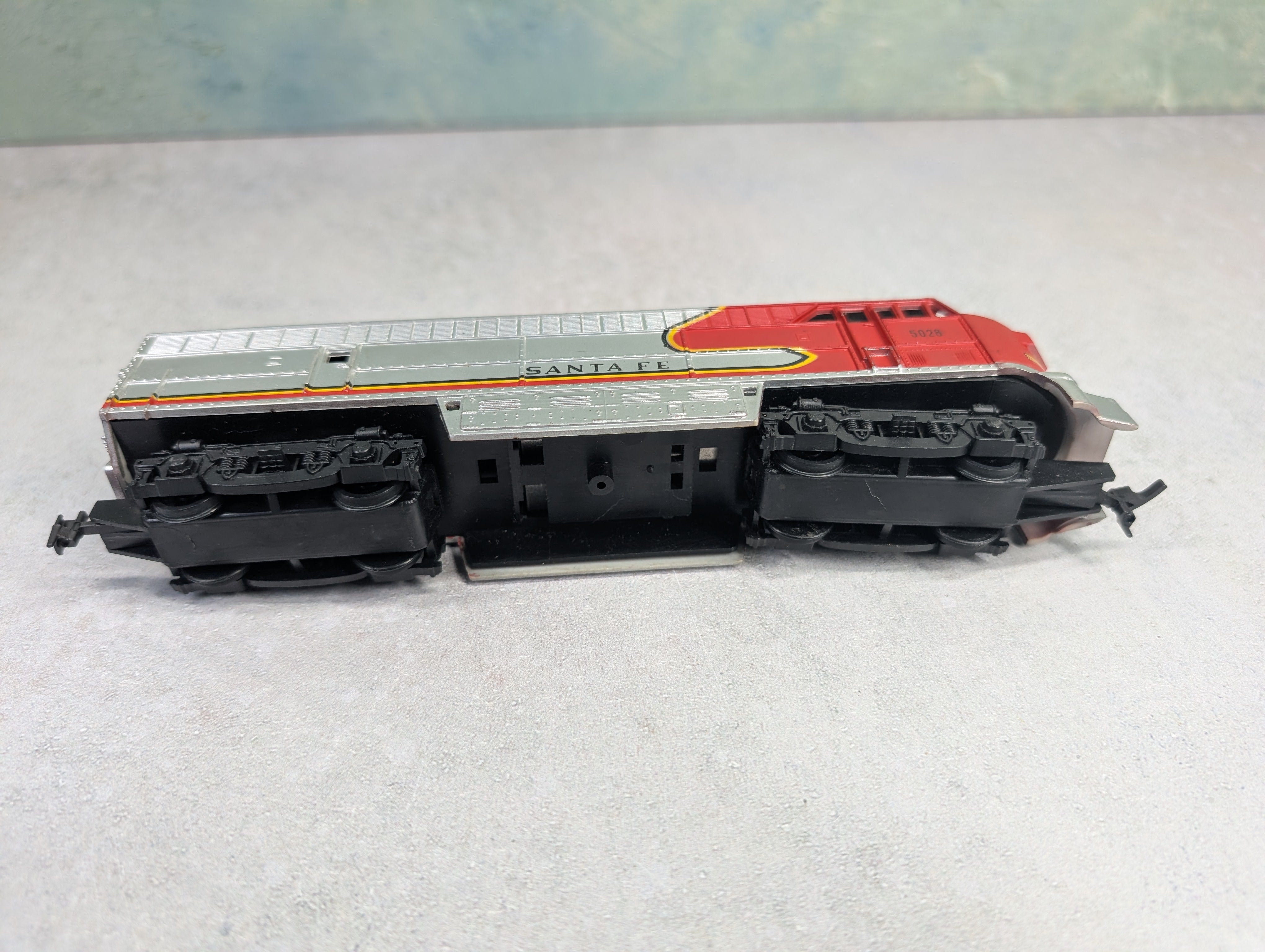 USED HO Scale C-Liner Diesel Locomotive Santa Fe ATSF #5028 Unpowered