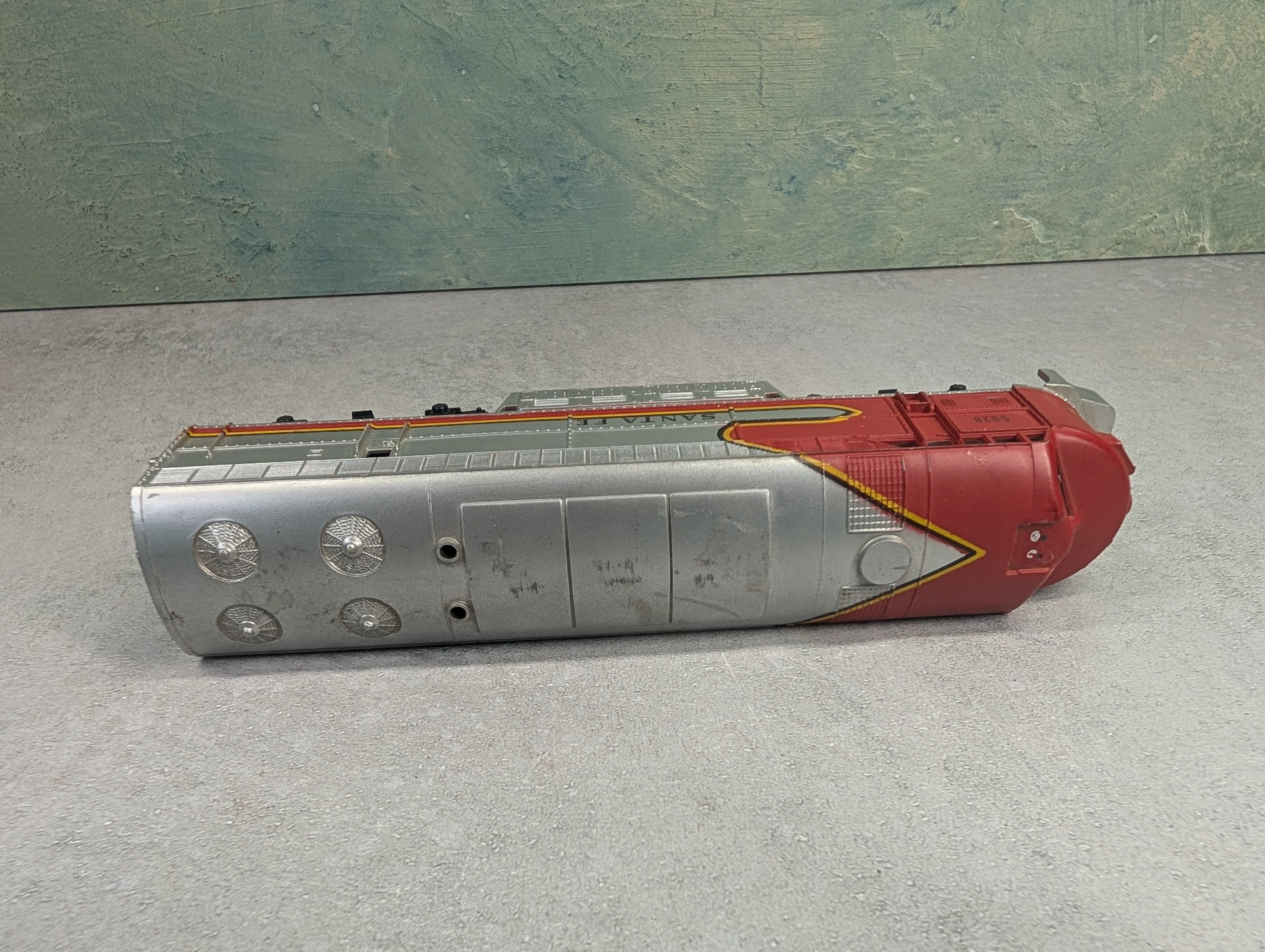 USED HO Scale C-Liner Diesel Locomotive Santa Fe ATSF #5028 Unpowered