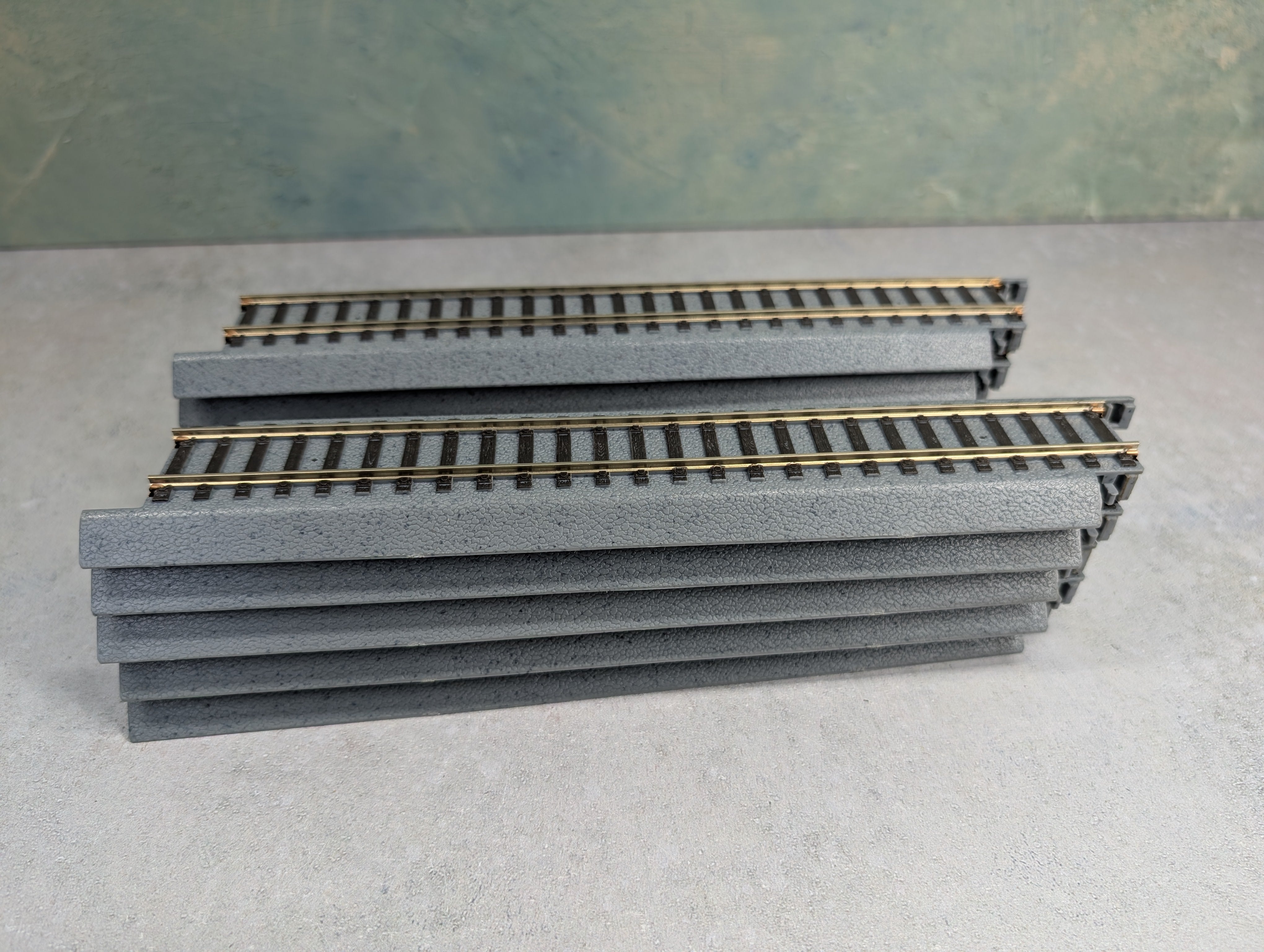 USED WalthersTrainline HO Scale Power-Loc 9" Straight Track Gray (10 pcs)