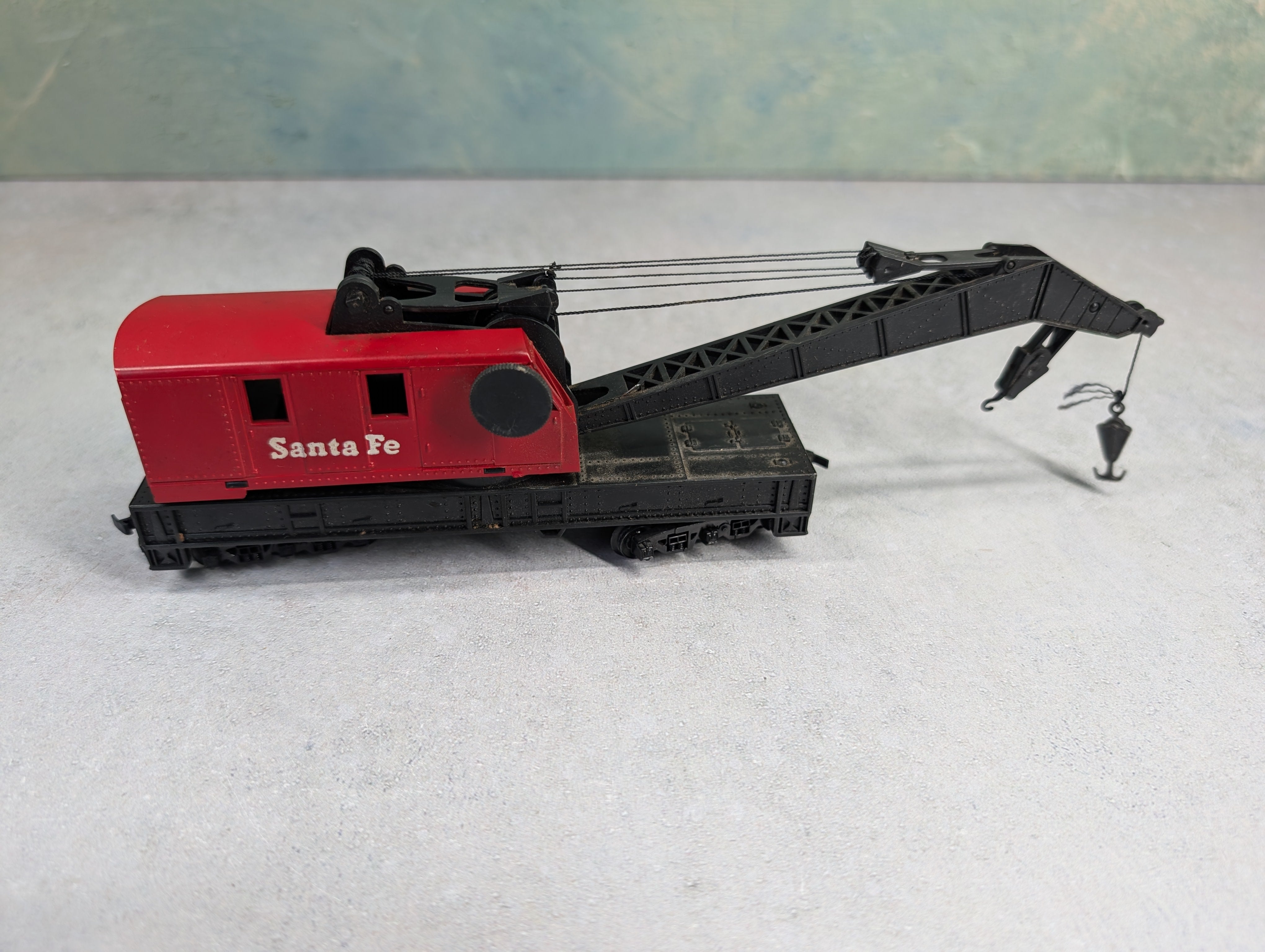 USED Tyco HO Scale Operating Red Crane w/ Cranking Tool Santa Fe ATSF Works