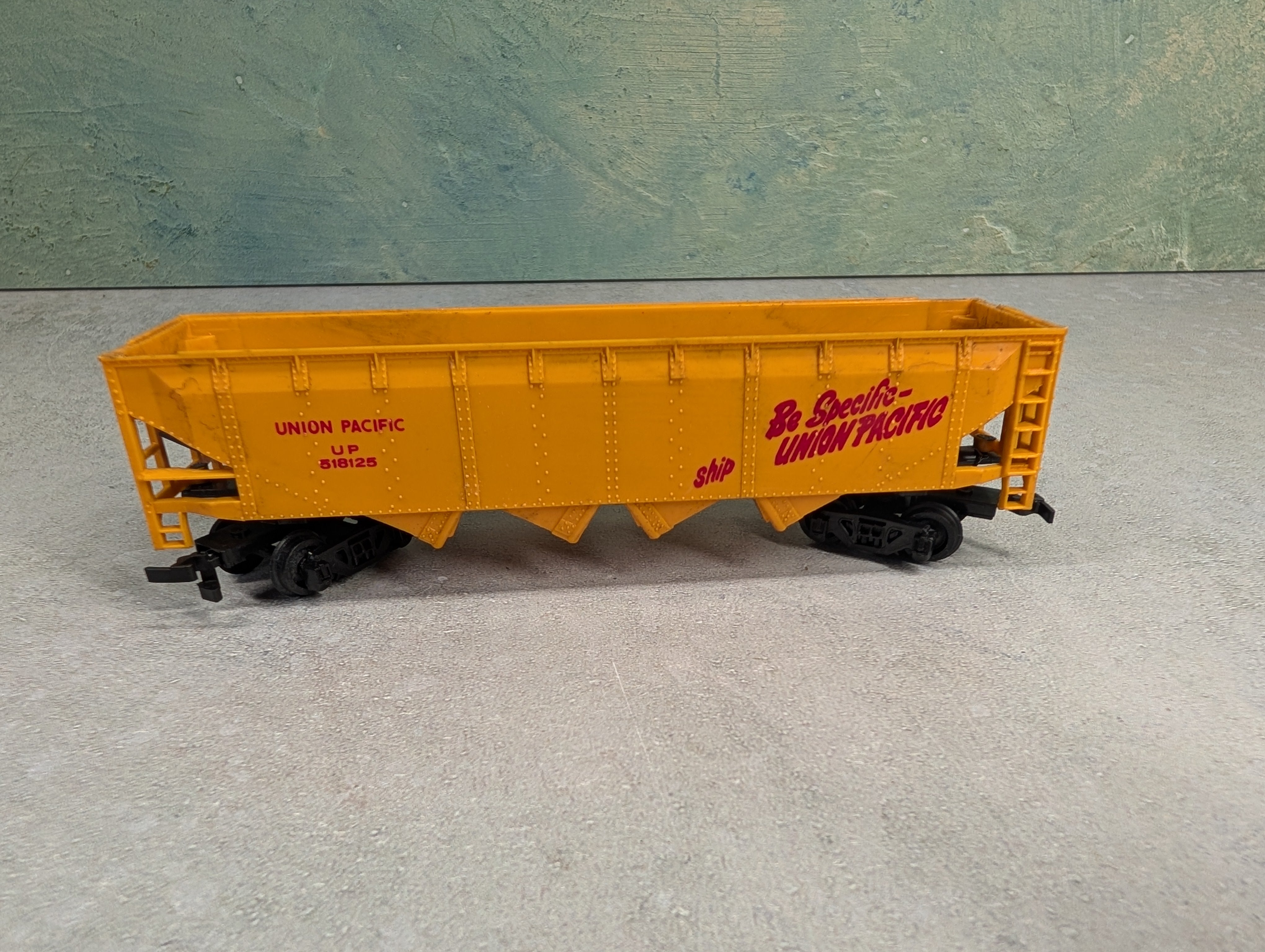 USED Bachmann HO Scale 4 Bay Open Hopper Union Pacific UP #518125