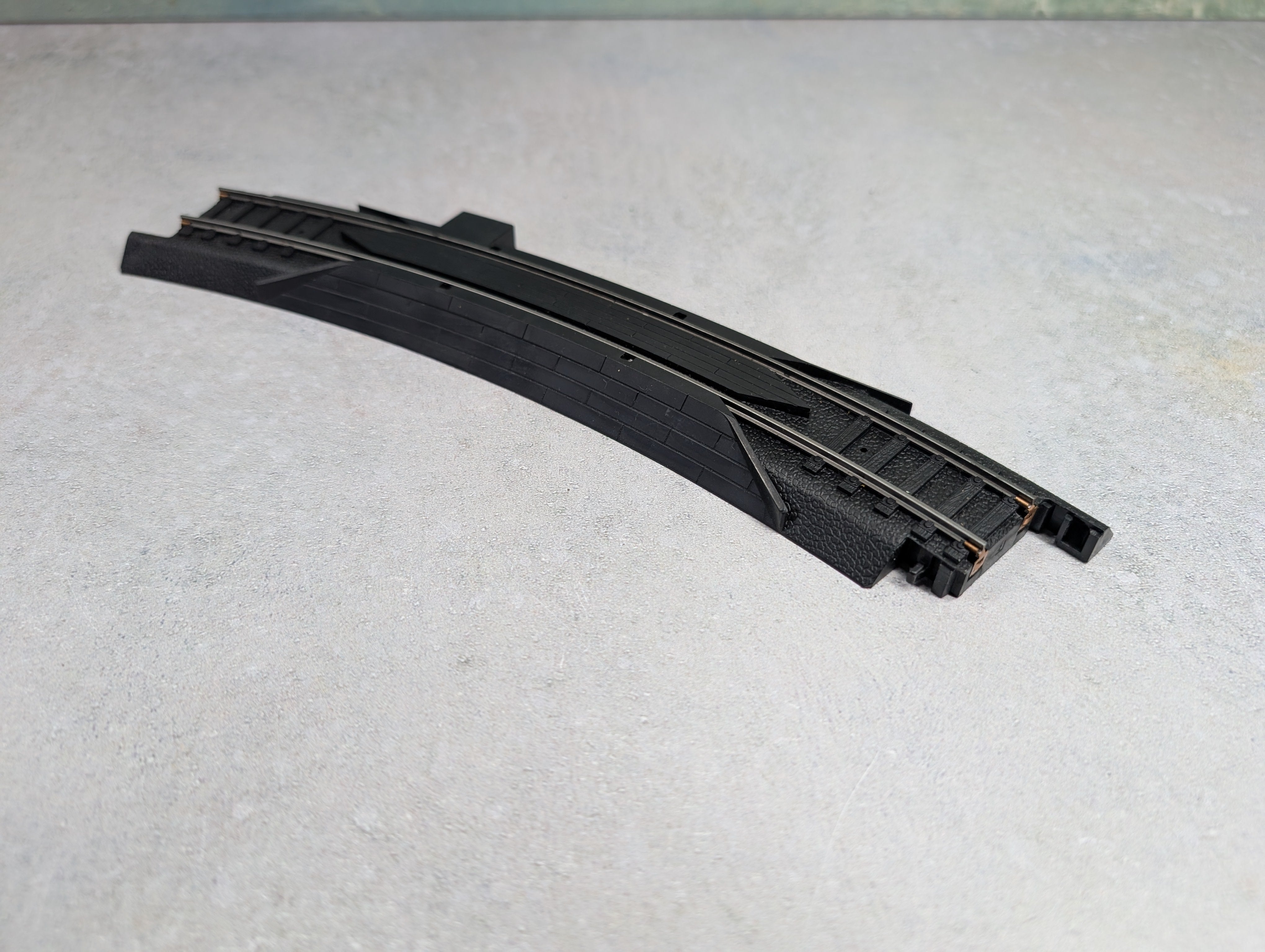 USED Life-Like HO Scale Power-Loc 18" Curved Terminal Rerailer Track Black (No Wire)