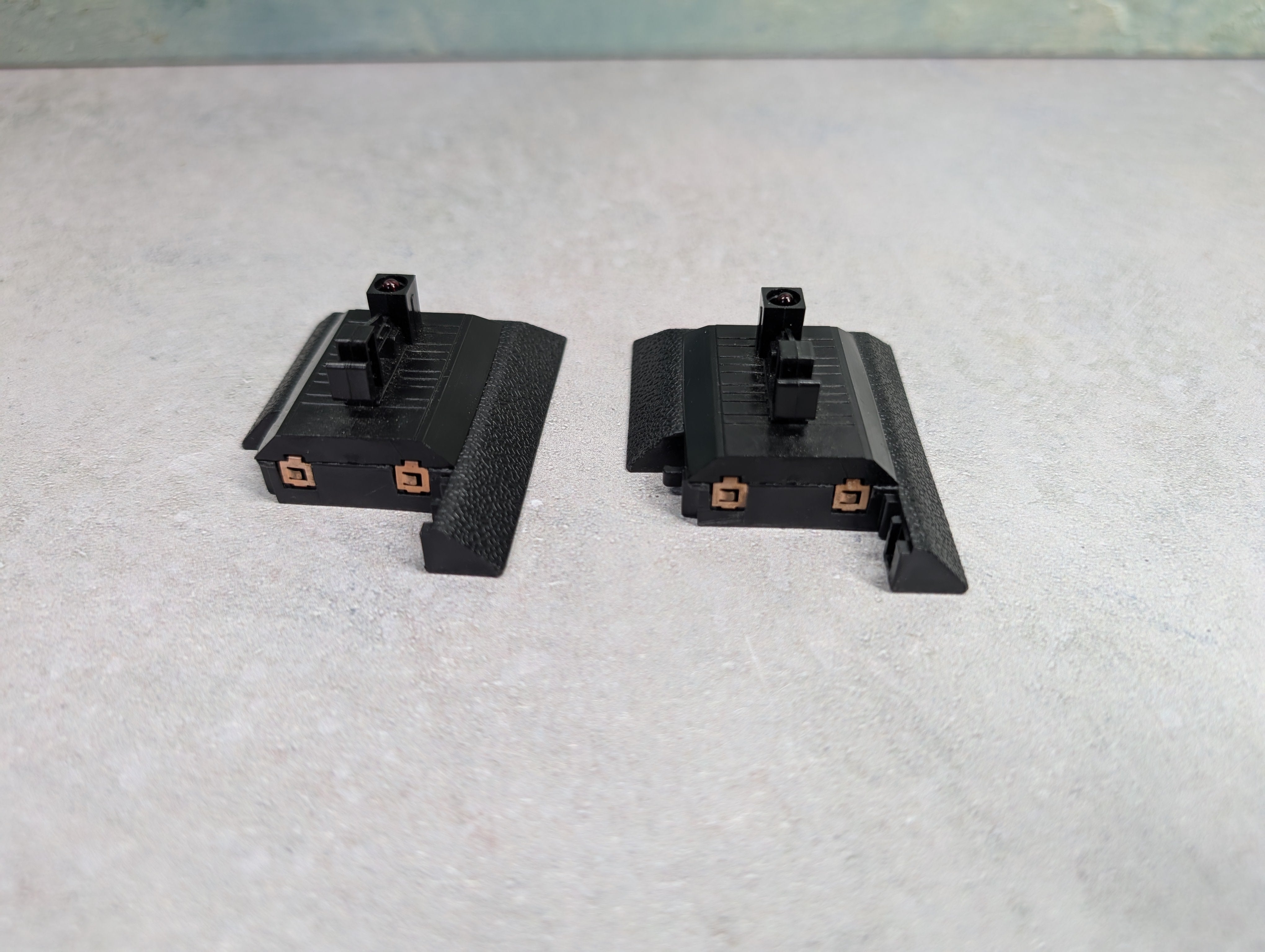 USED Life-Like HO Scale Power-Loc Bumper w/ Red Light (Black Track) (2 pcs)