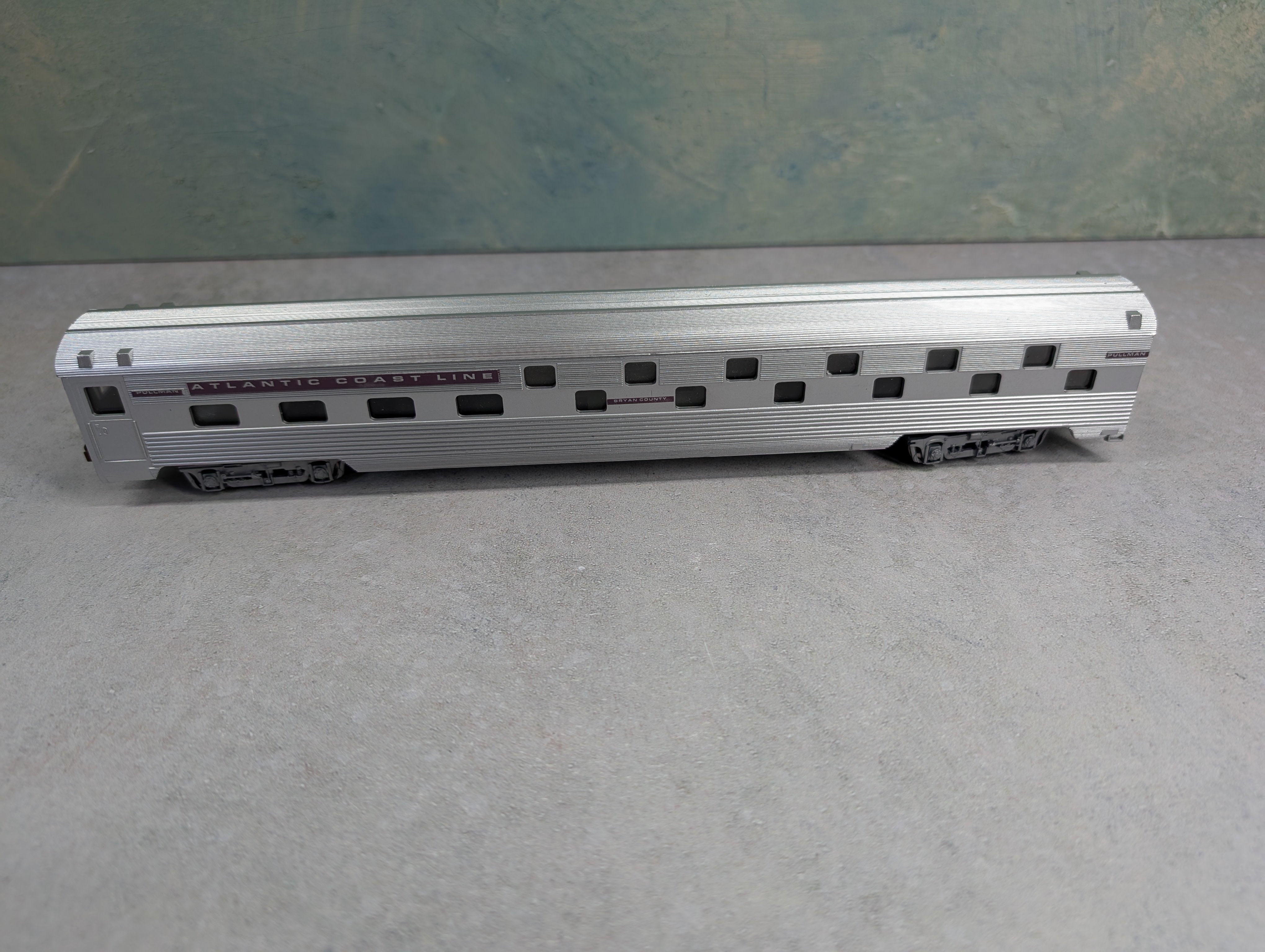 USED Con-Cor #1-075101 HO Scale 85' Slumber Coach - Corrug Sides Atlantic Coast Line Bryan County