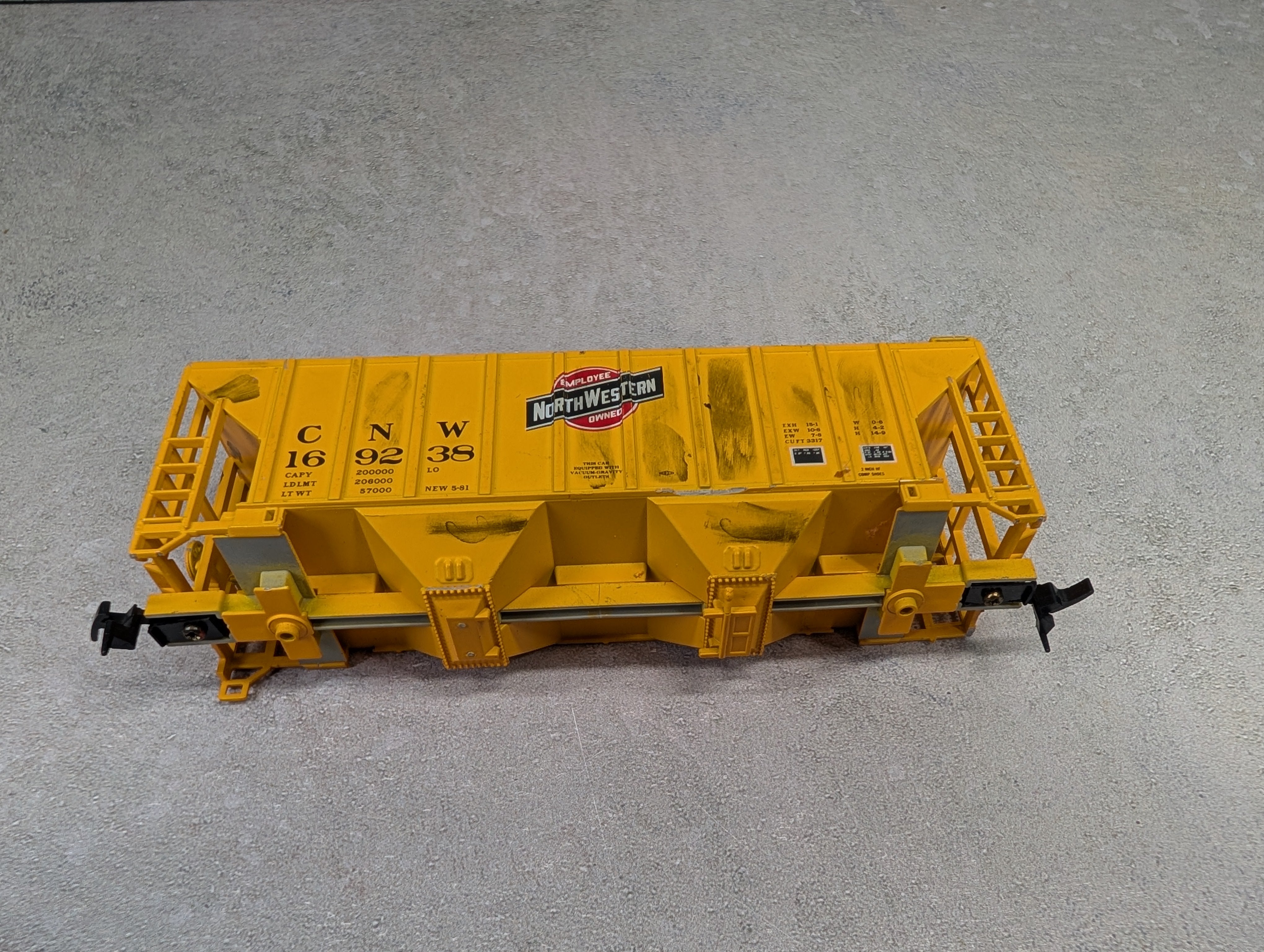 USED Walthers HO Scale 100 Ton Cement Covered Hopper Chicago & North Western CNW #169238 Weathering