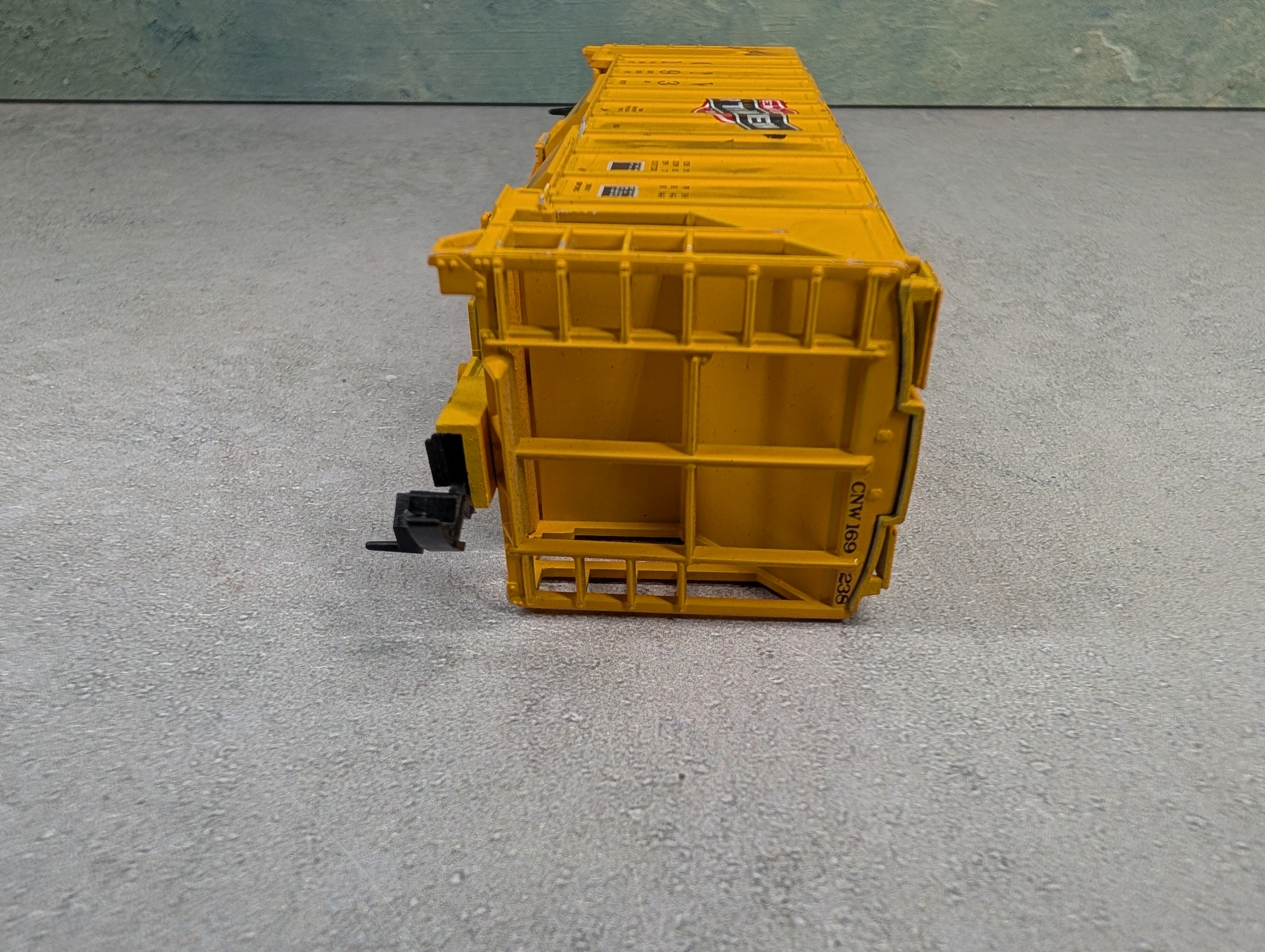 USED Walthers HO Scale 100 Ton Cement Covered Hopper Chicago & North Western CNW #169238 Weathering