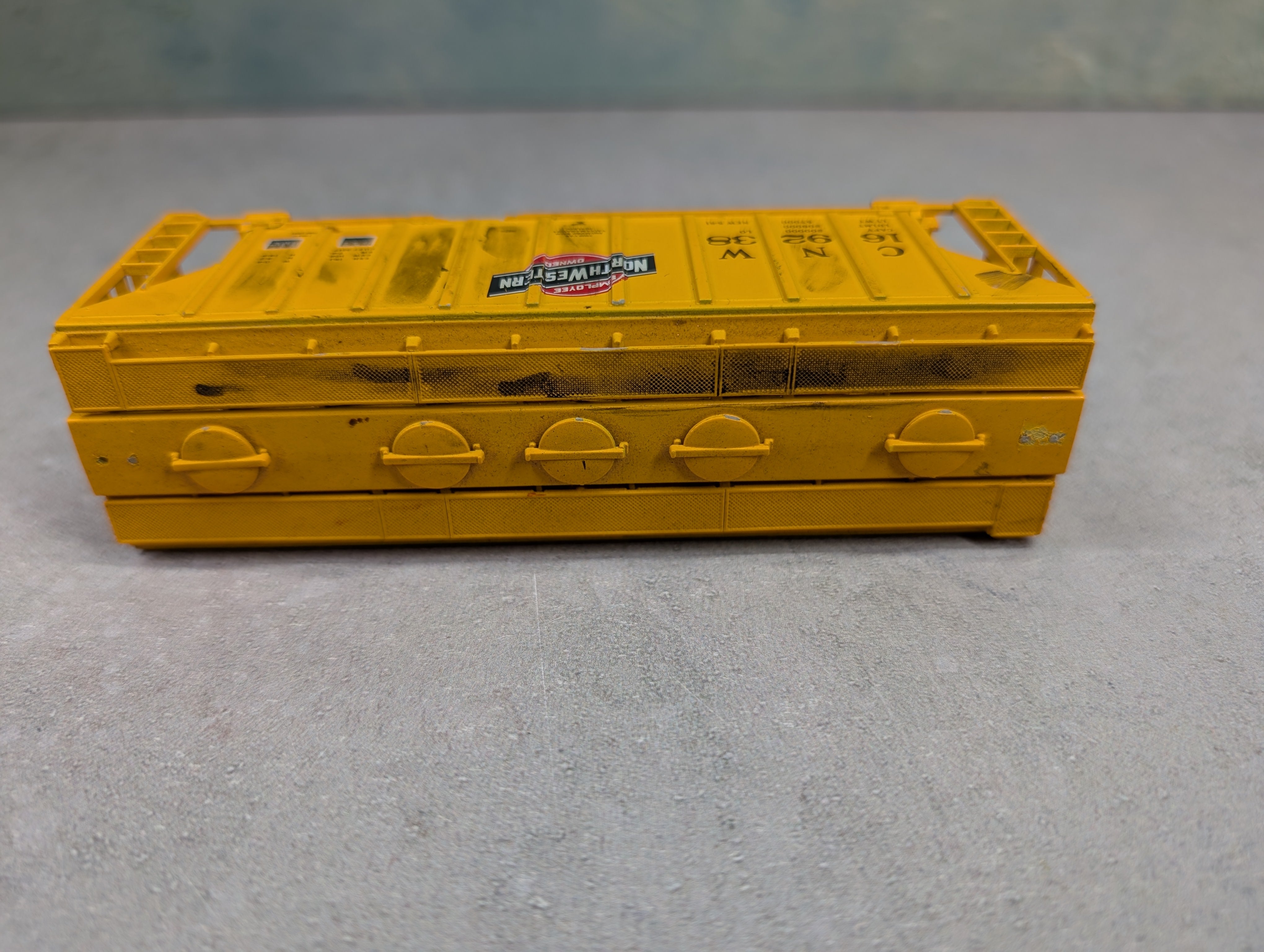 USED Walthers HO Scale 100 Ton Cement Covered Hopper Chicago & North Western CNW #169238 Weathering