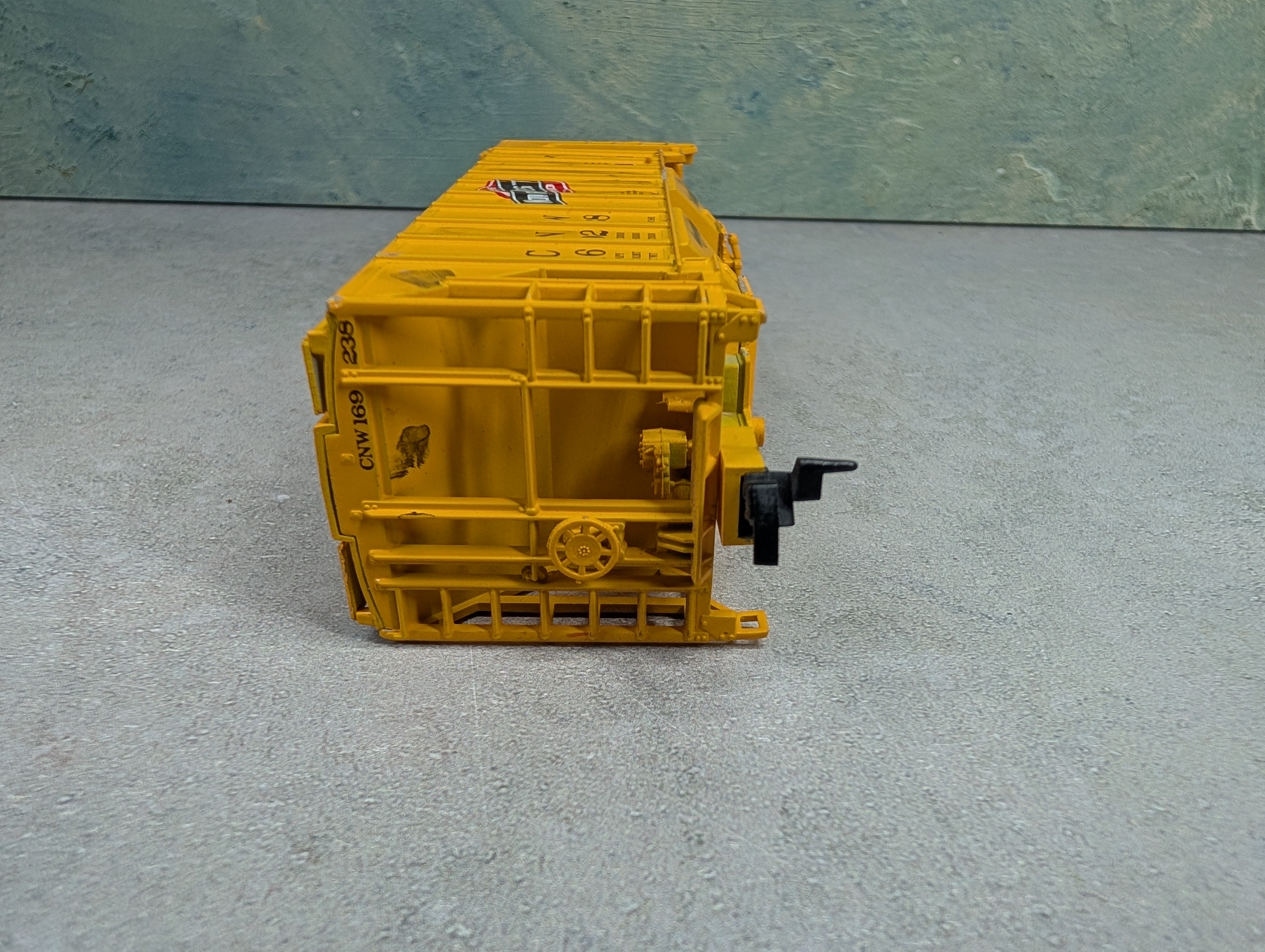 USED Walthers HO Scale 100 Ton Cement Covered Hopper Chicago & North Western CNW #169238 Weathering