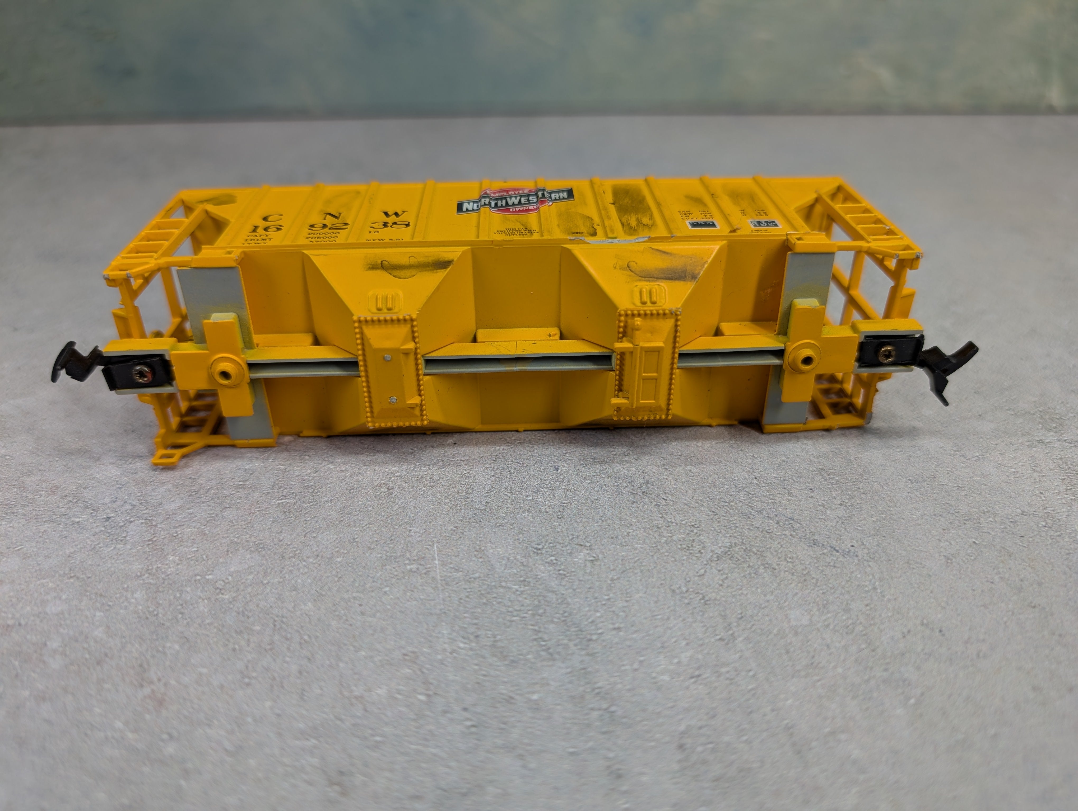 USED Walthers HO Scale 100 Ton Cement Covered Hopper Chicago & North Western CNW #169238 Weathering